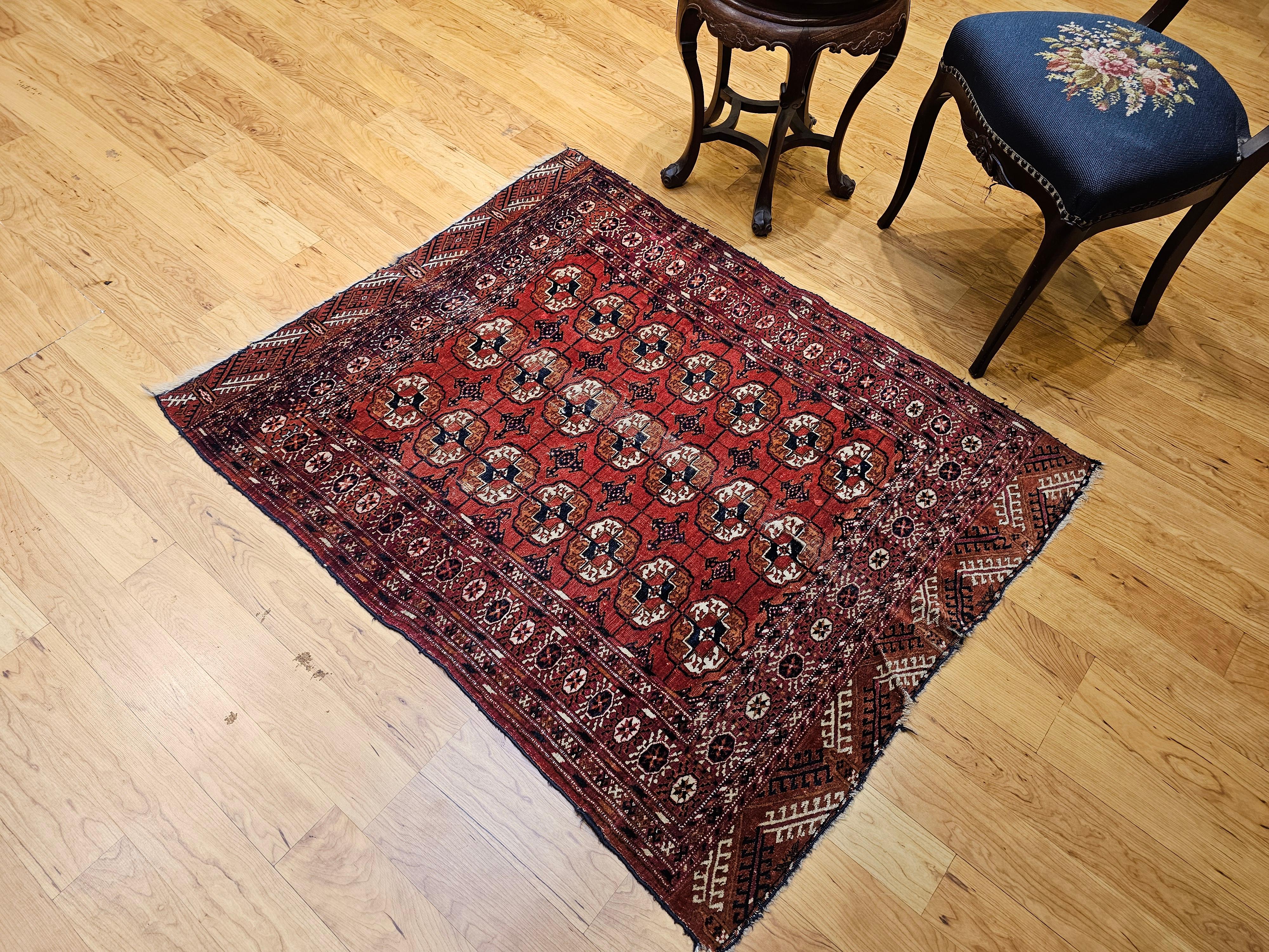 Tappeto d'epoca Tekke con motivo a trifoglio in rosso mattone, blu e avorio in vendita 4