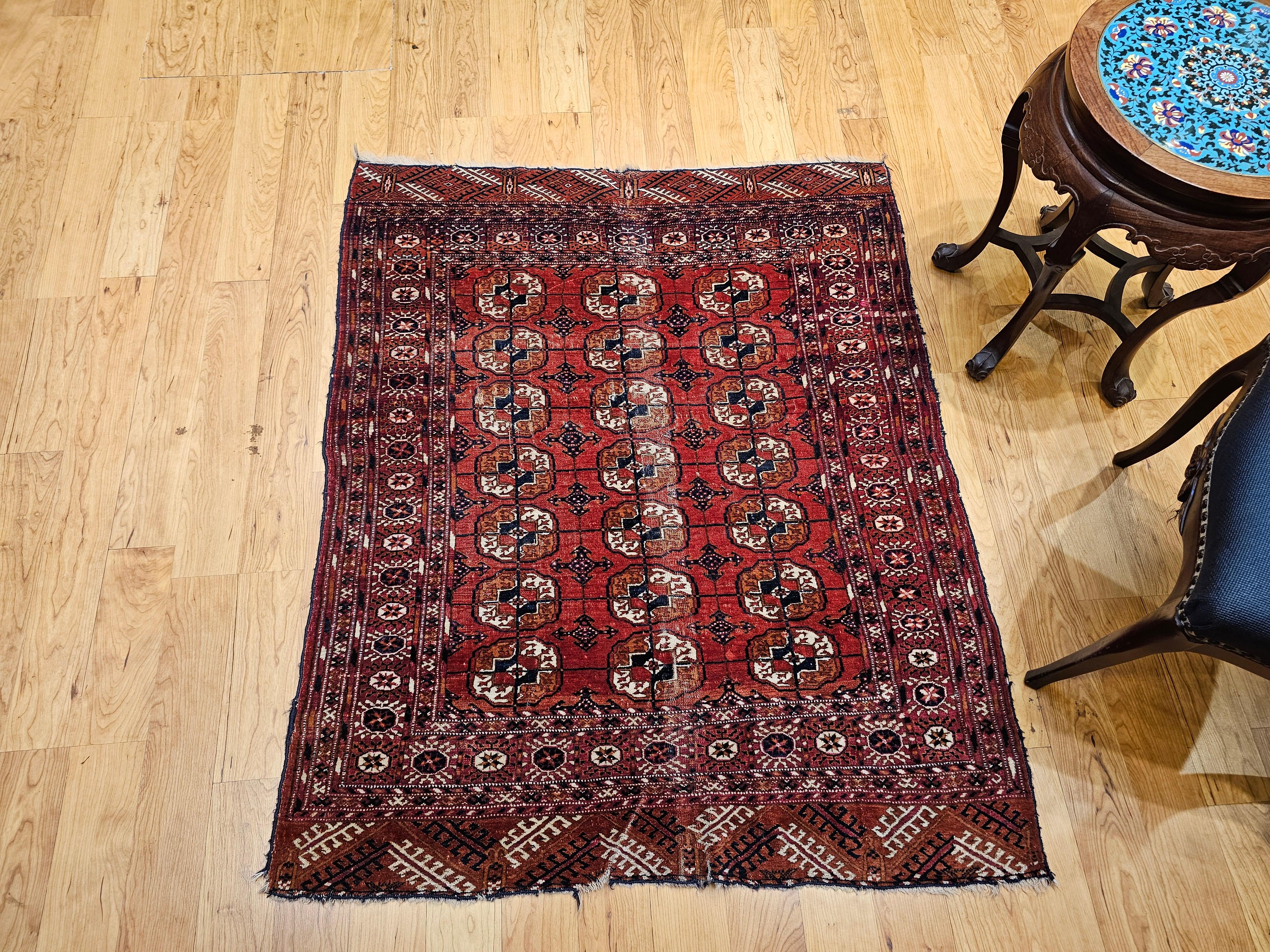 Tappeto d'epoca Tekke con motivo a trifoglio in rosso mattone, blu e avorio in vendita 5