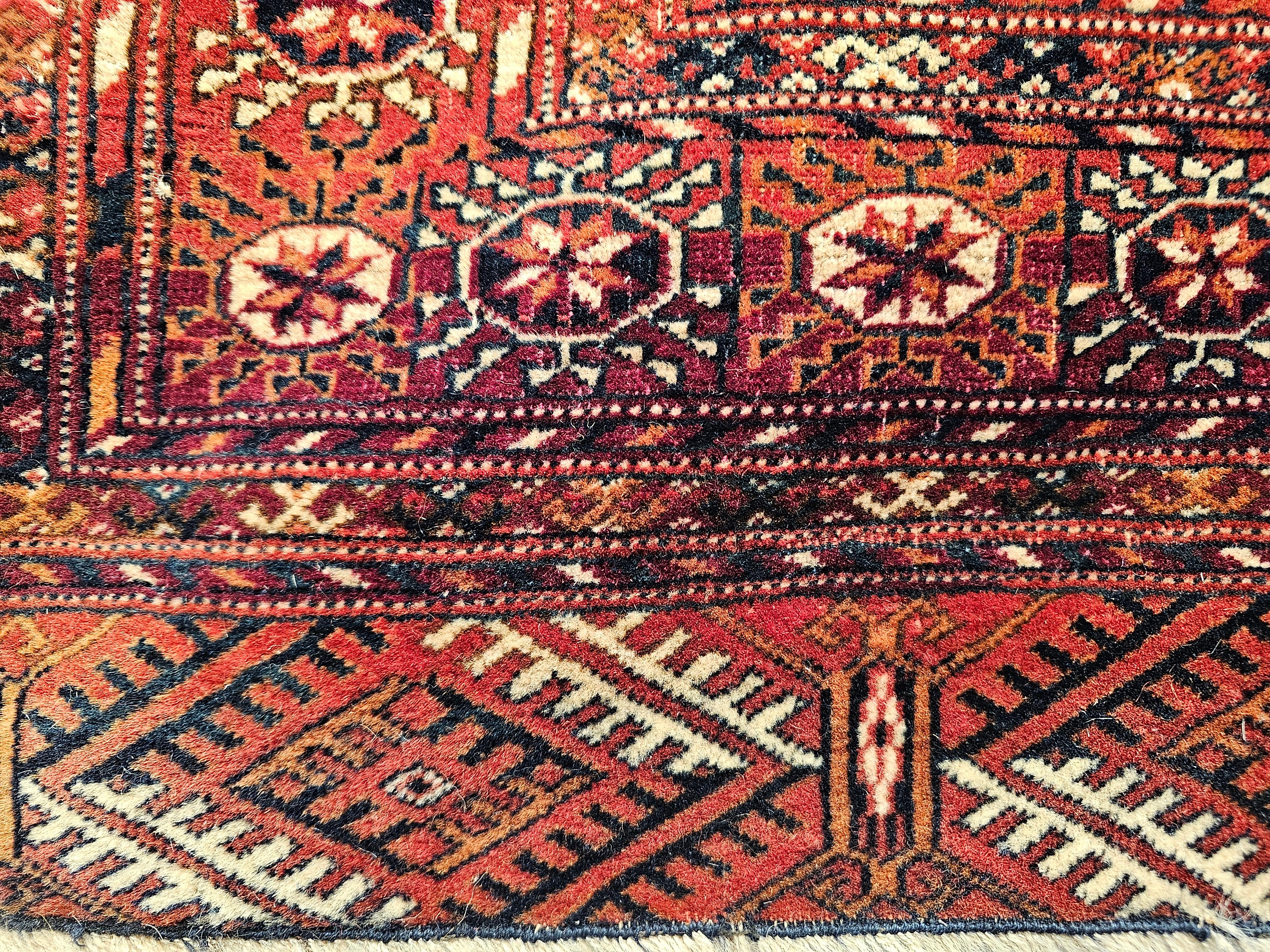 Tappeto d'epoca Tekke con motivo a trifoglio in rosso mattone, blu e avorio in vendita 3