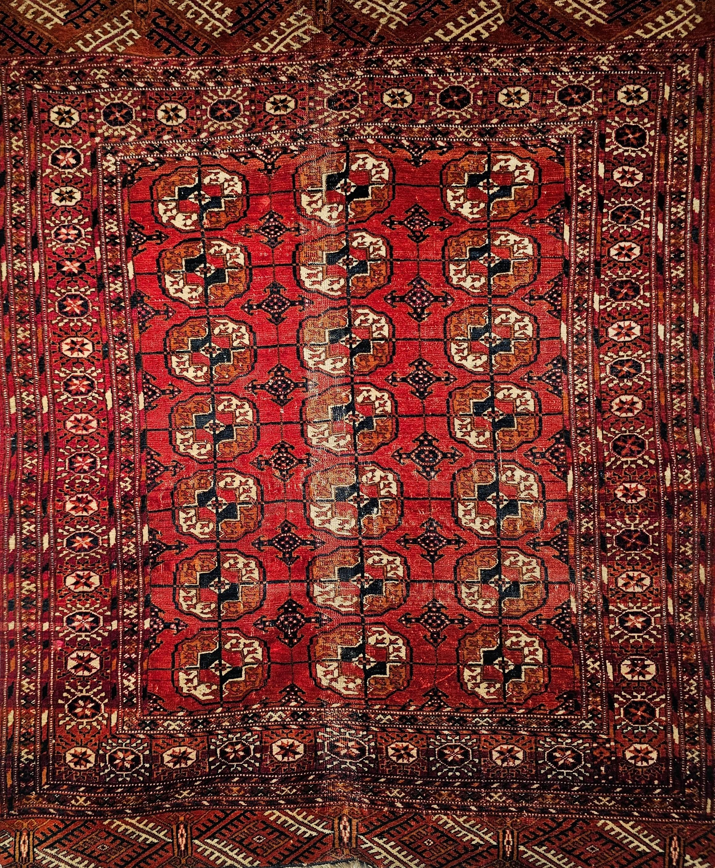 Tappeto d'epoca Tekke con motivo a trifoglio in rosso mattone, blu e avorio in vendita 11