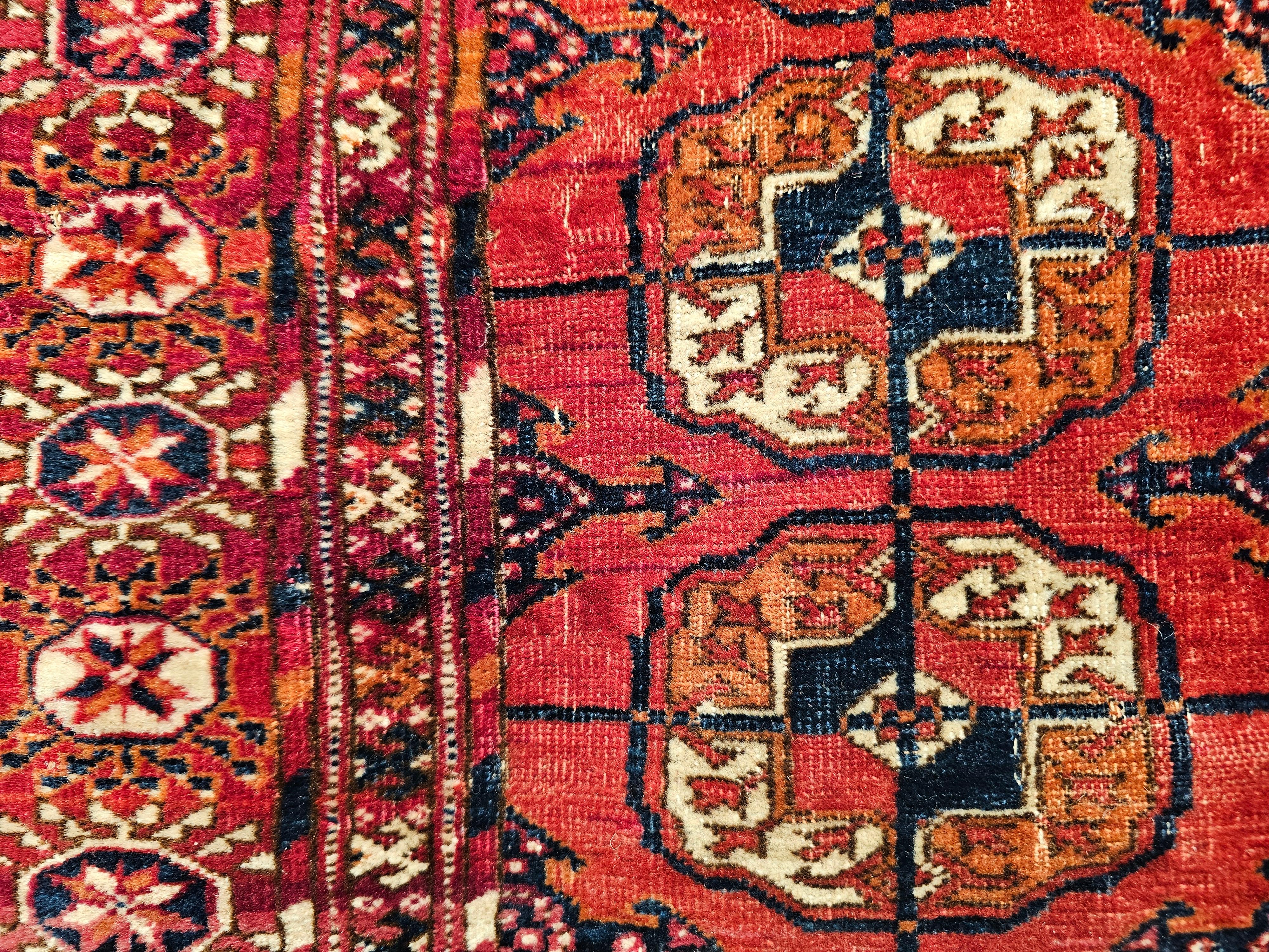 Tappeto d'epoca Tekke con motivo a trifoglio in rosso mattone, blu e avorio in vendita 1