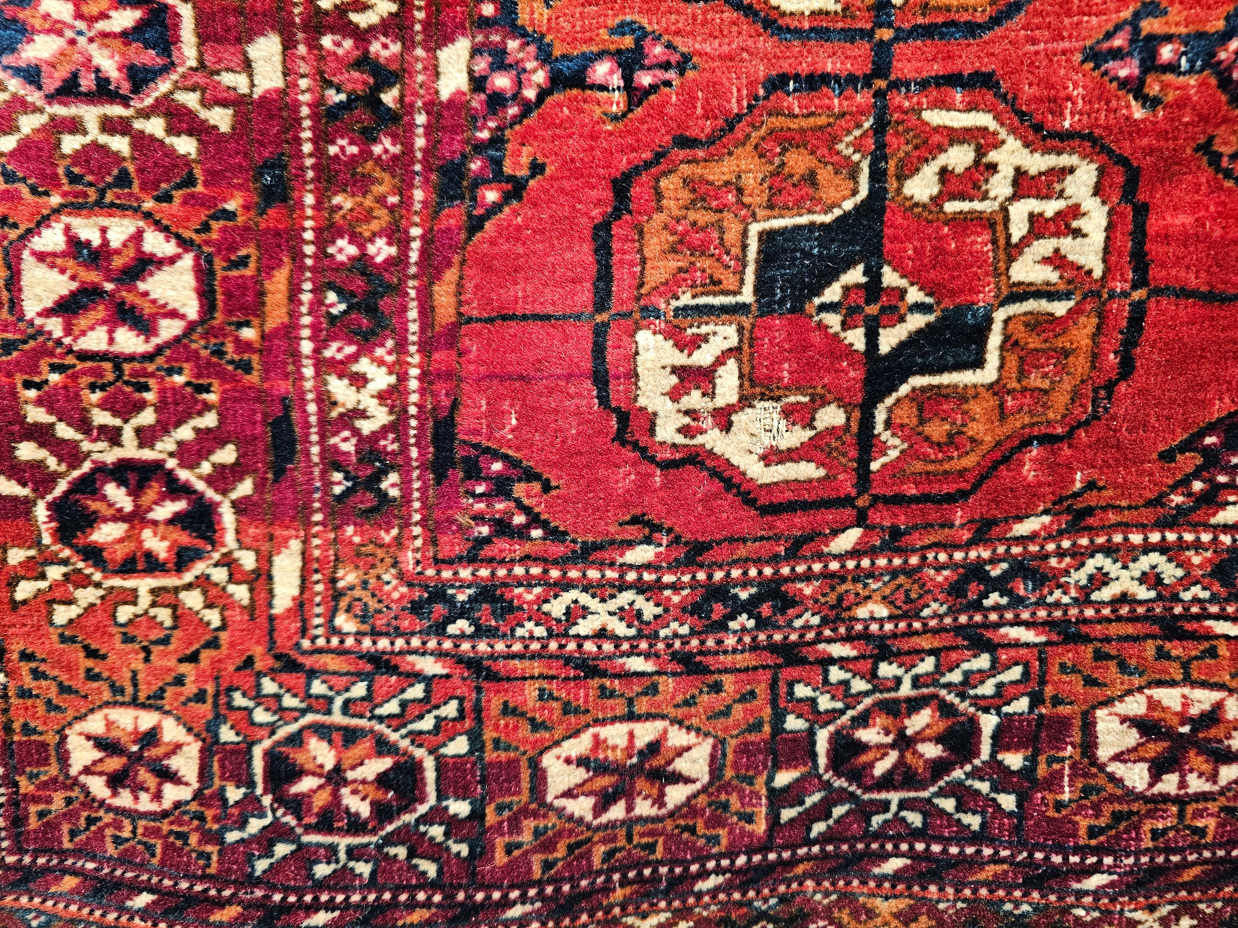 Tappeto d'epoca Tekke con motivo a trifoglio in rosso mattone, blu e avorio in vendita 2