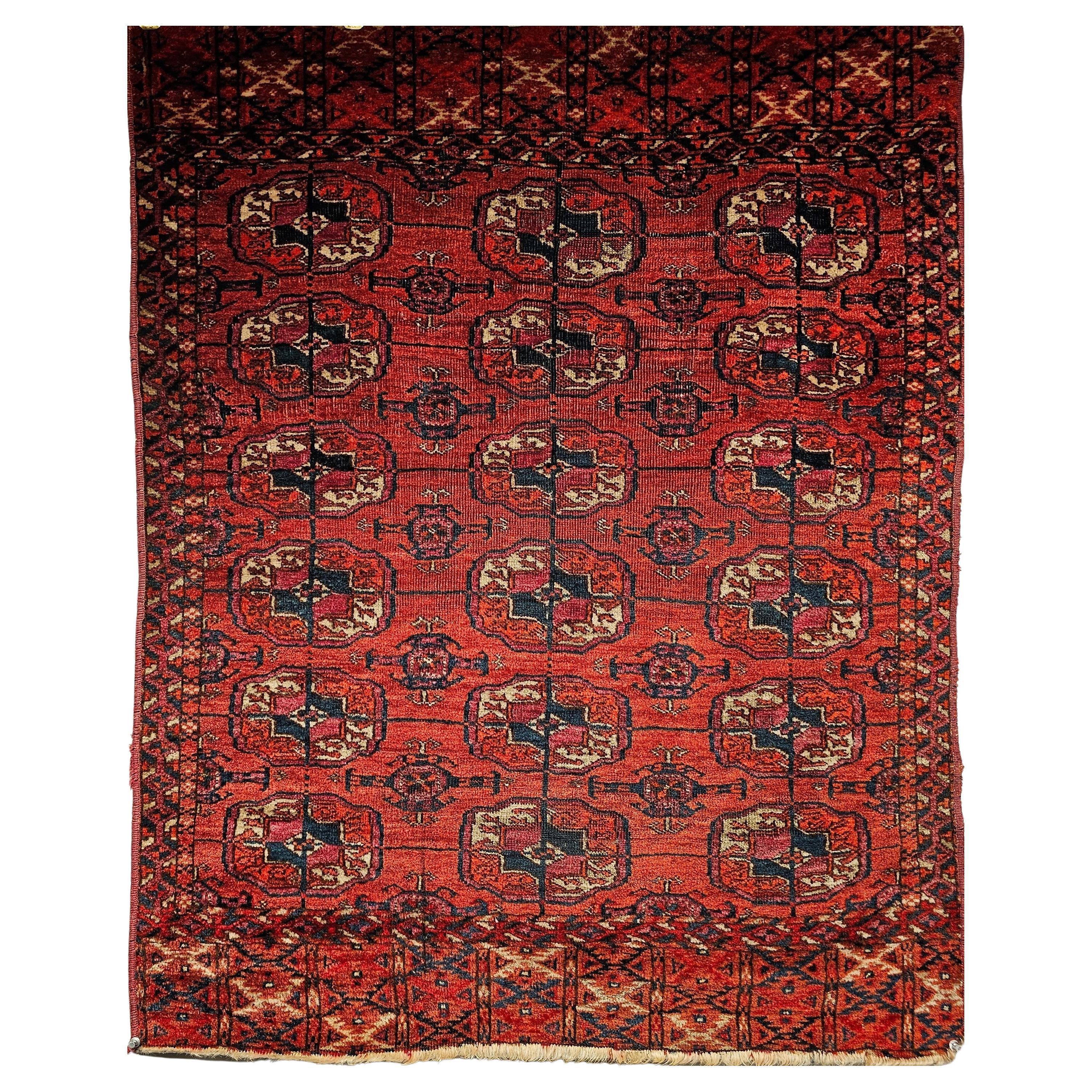 Tekke turcomano vintage con motivos geométricos en rojo, azul marino, marfil y azul