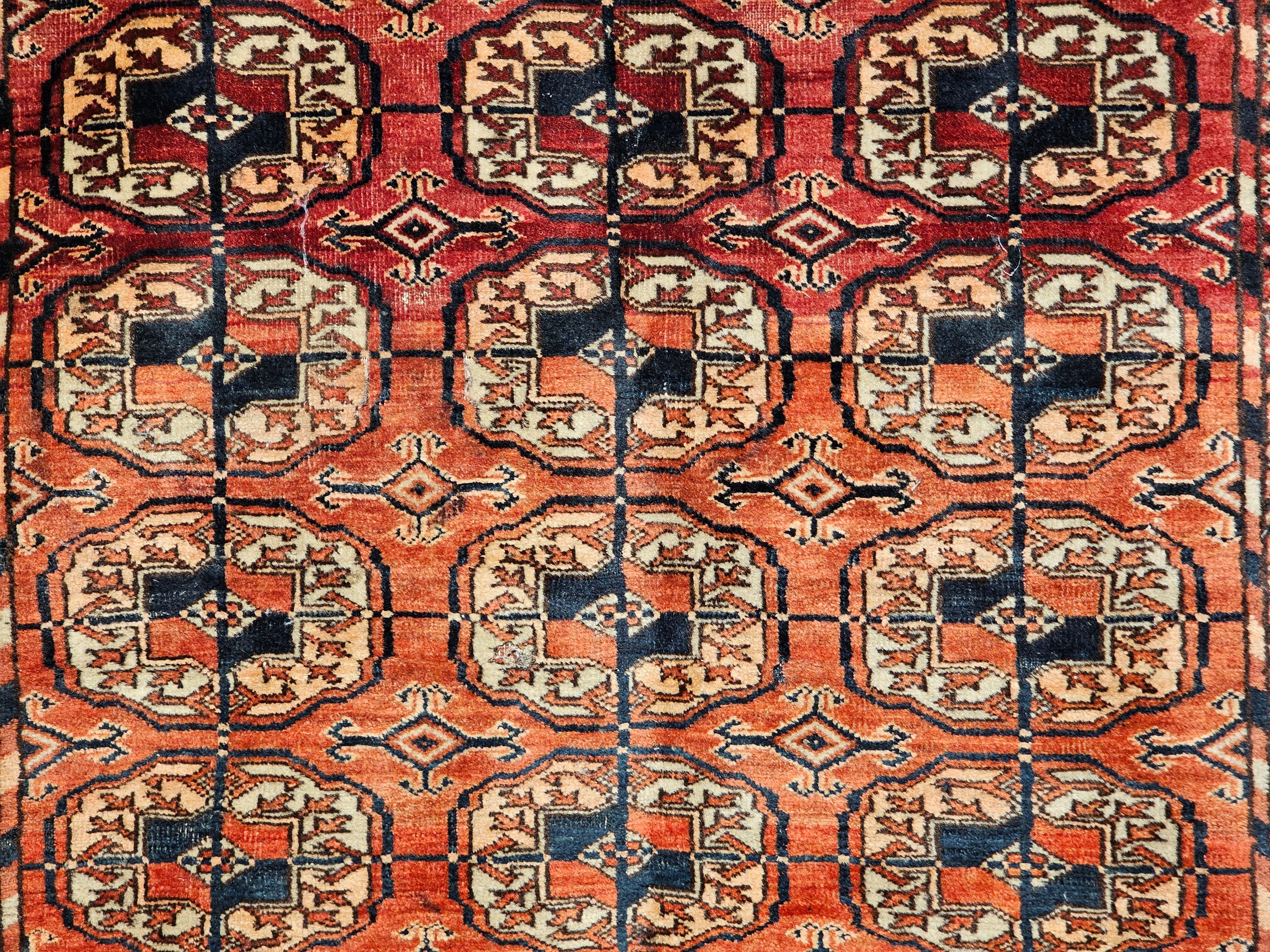 Tekke turcomano vintage con diseño integral en rojo ladrillo, azul marino, marfil, azul y amarillo en venta 1