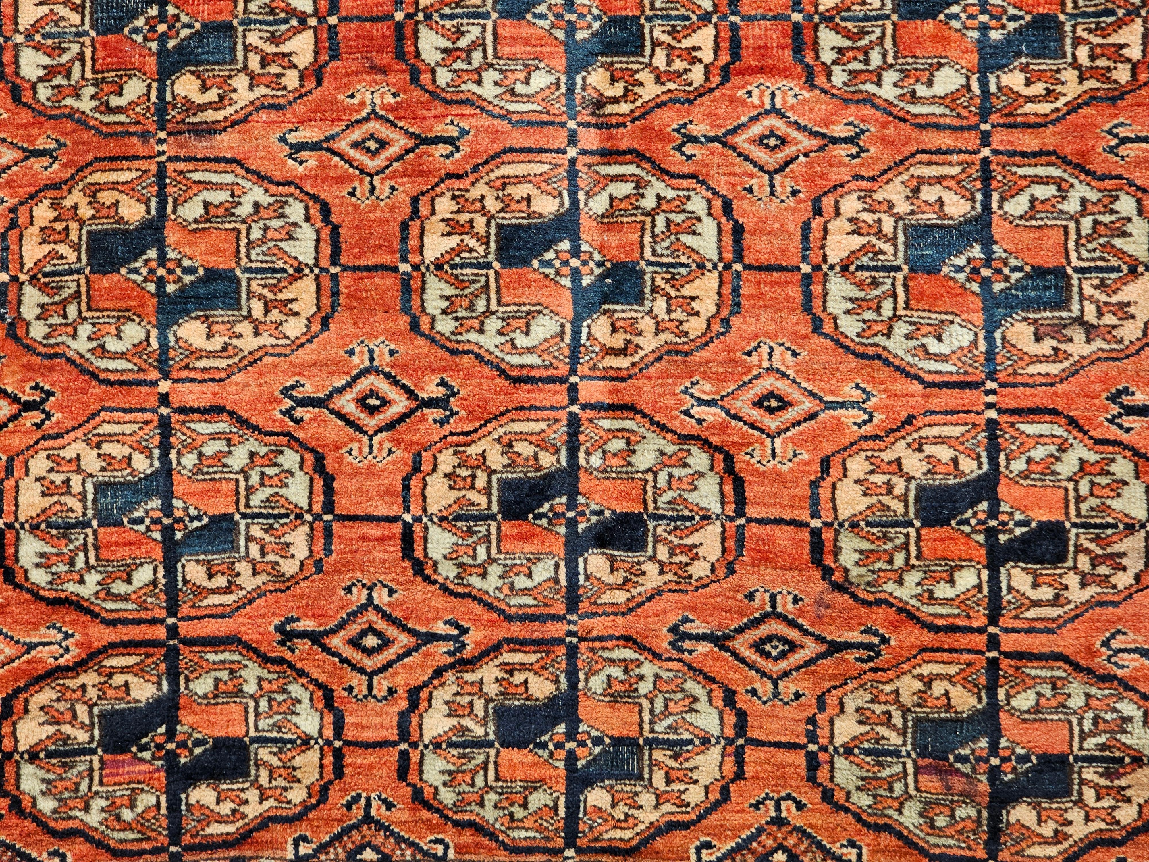 Tekke turcomano vintage con diseño integral en rojo ladrillo, azul marino, marfil, azul y amarillo en venta 2
