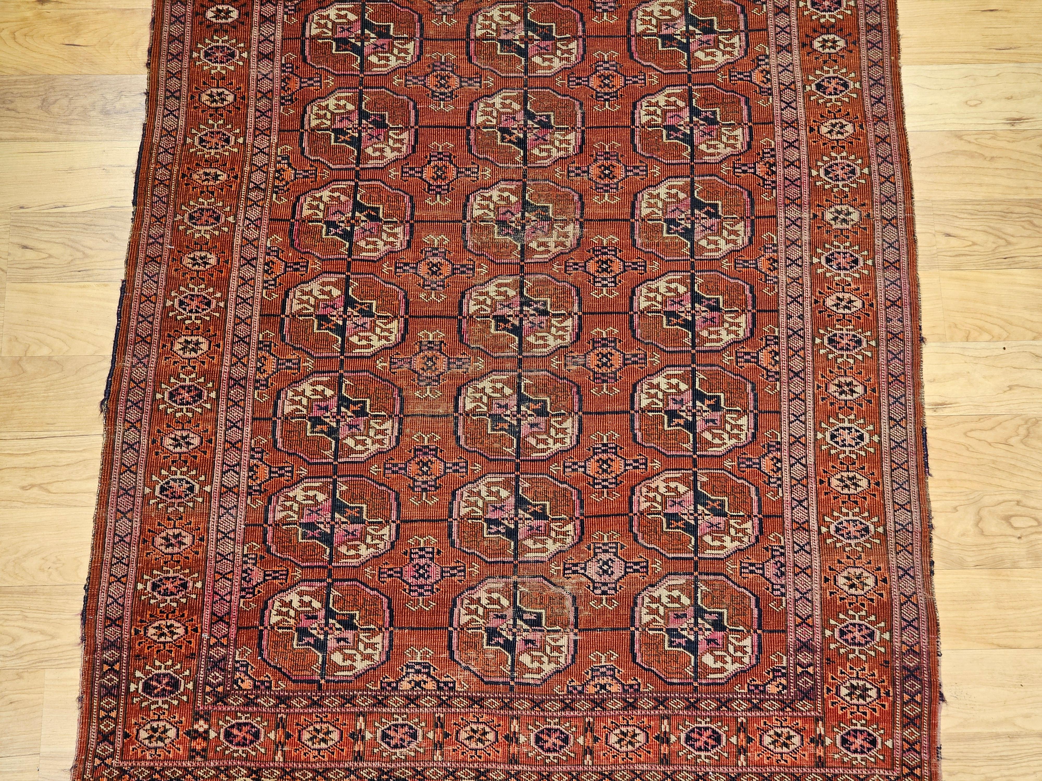 Alte turkmenische Tekke mit Allover-Muster in Ziegelrot, Marineblau, Gelb, Rosa und Elfenbein (Pflanzlich gefärbt) im Angebot