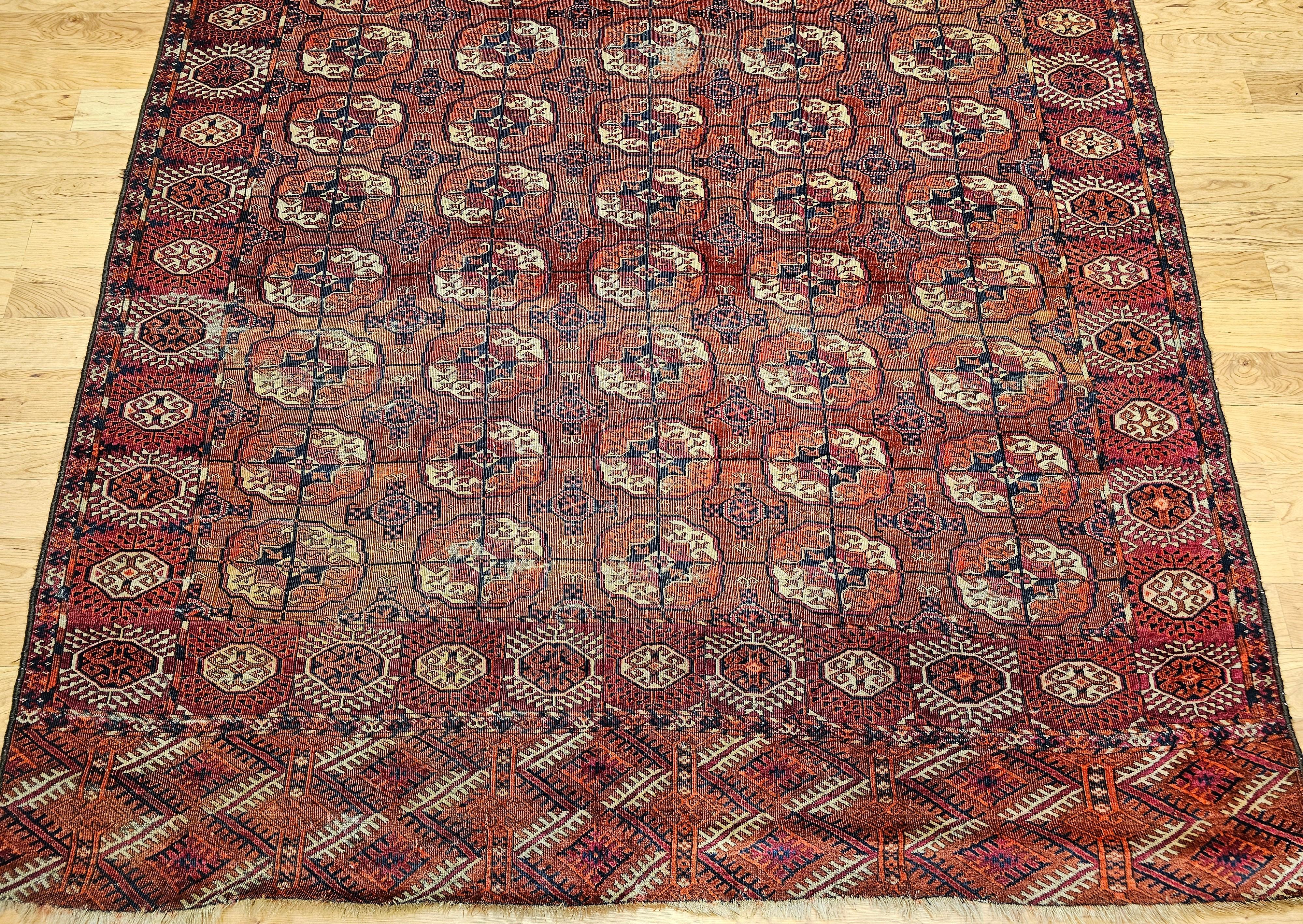 Alfombra antigua Turkmenistán Tekke con diseño integral en rojo, azul marino, marfil y azul Turkmeno en venta