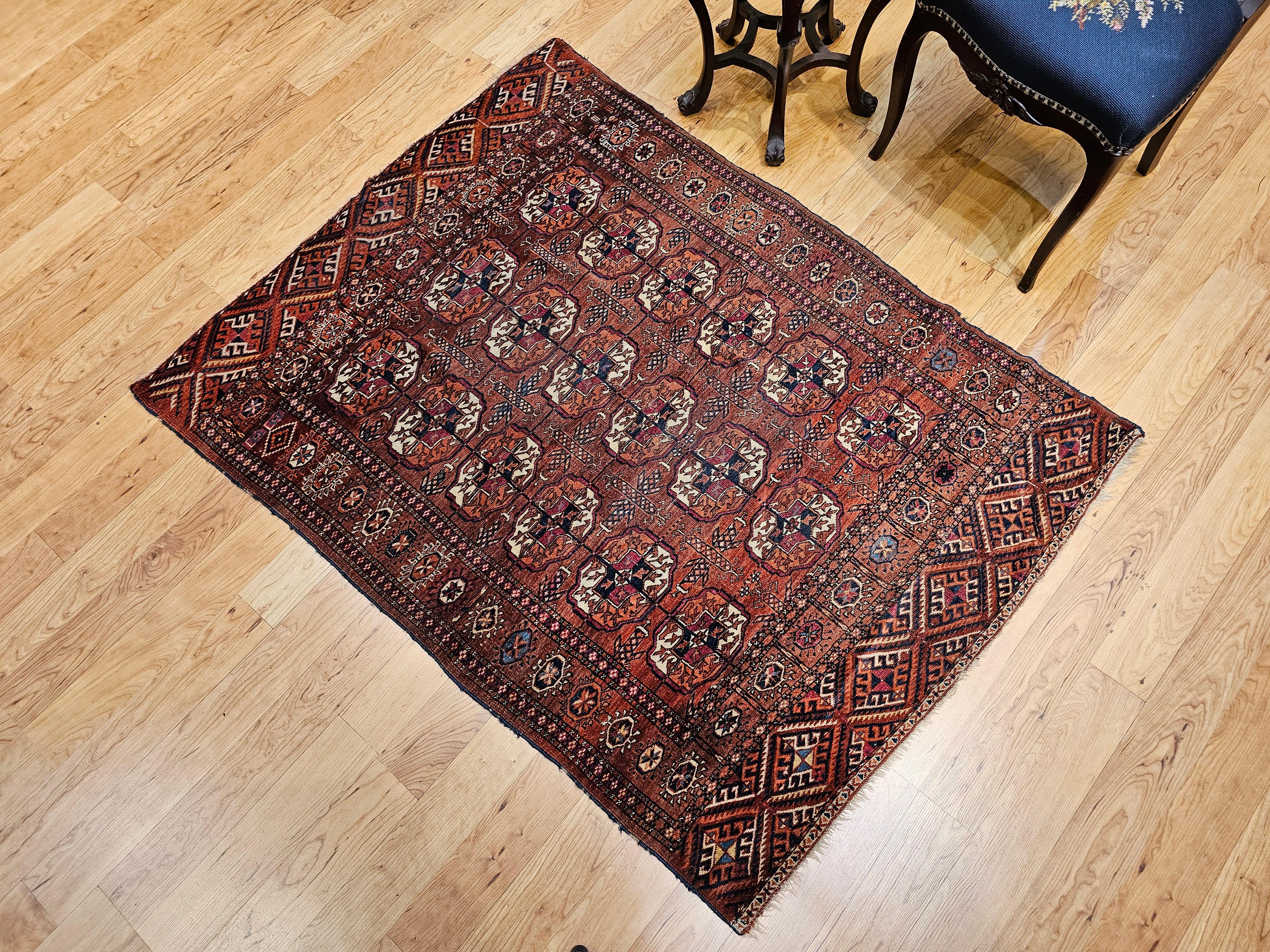 Tekke turcomano vintage con diseño integral en rojo, azul marino, marfil, amarillo y azul en venta 7