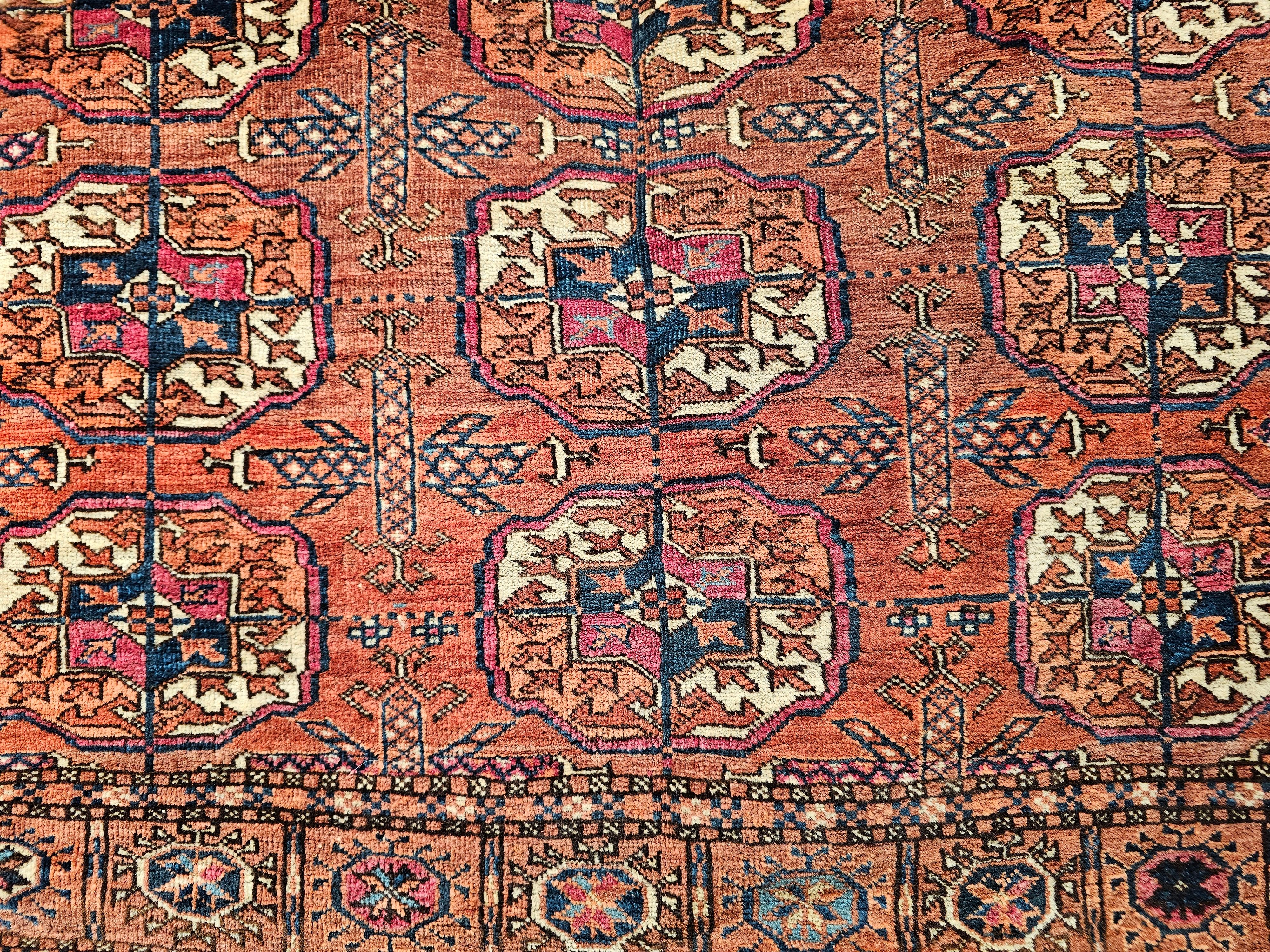 Tekke turcomano vintage con diseño integral en rojo, azul marino, marfil, amarillo y azul en venta 3