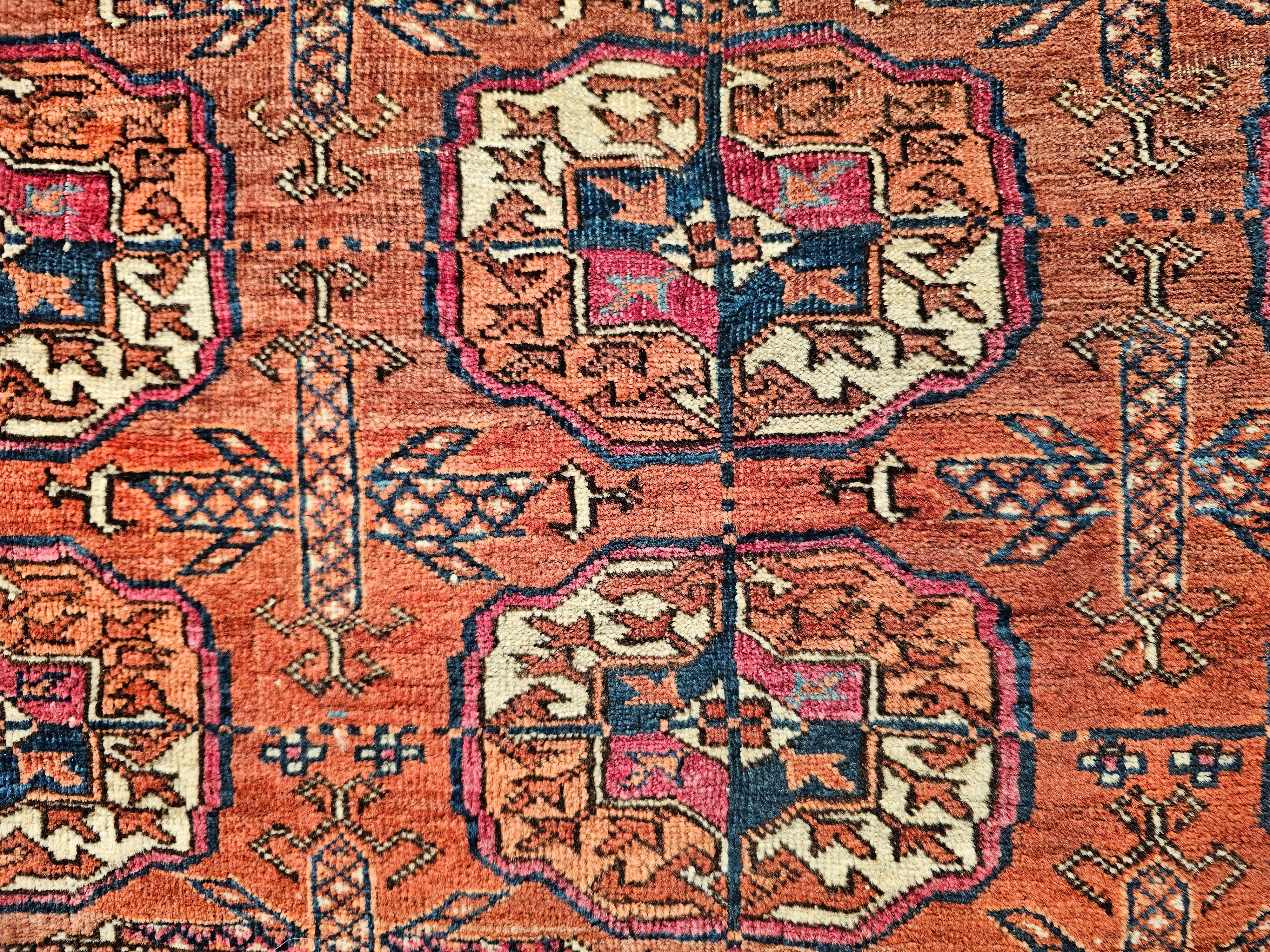 Tekke turcomano vintage con diseño integral en rojo, azul marino, marfil, amarillo y azul en venta 4
