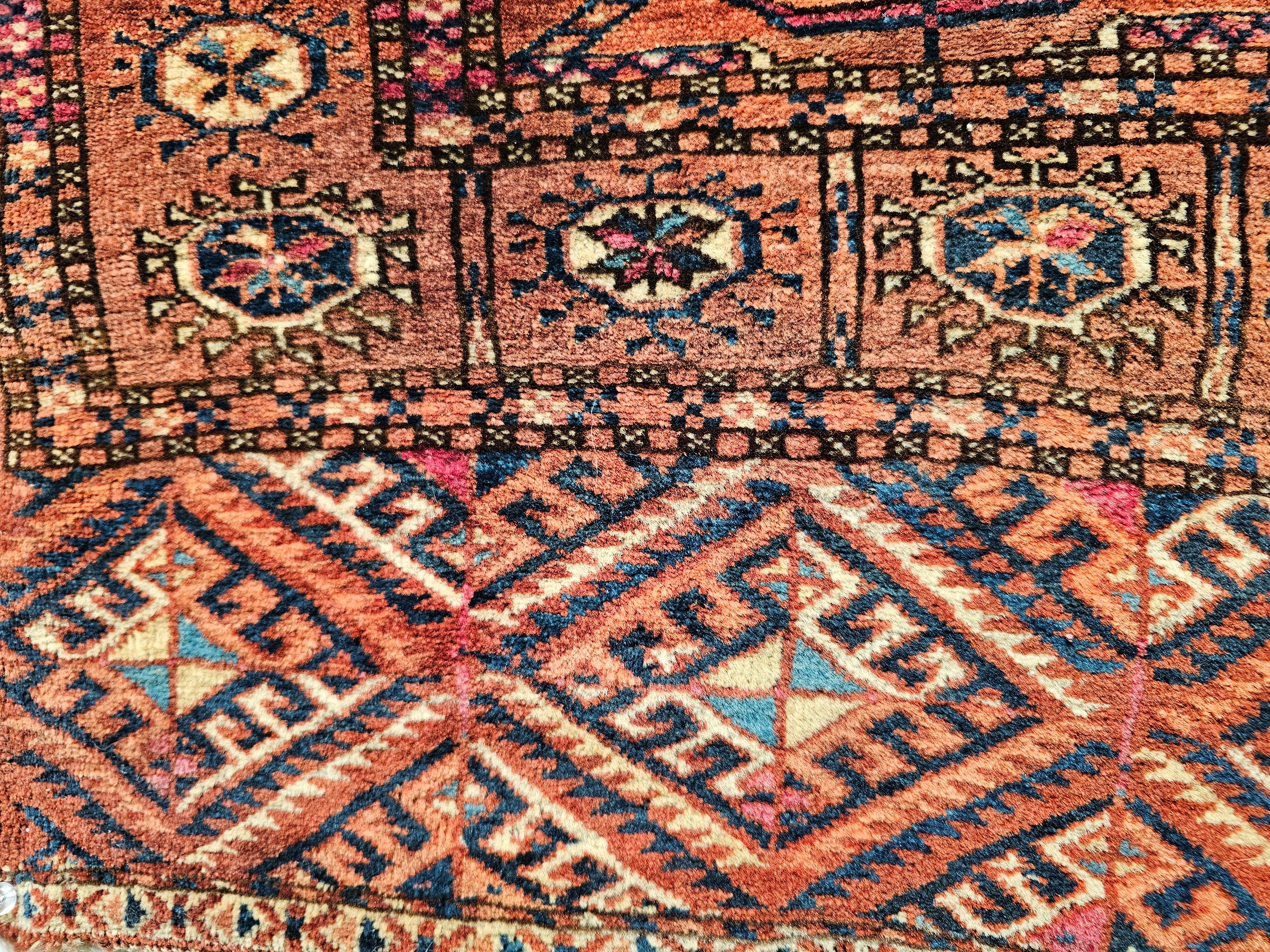 Tekke turcomano vintage con diseño integral en rojo, azul marino, marfil, amarillo y azul en venta 5