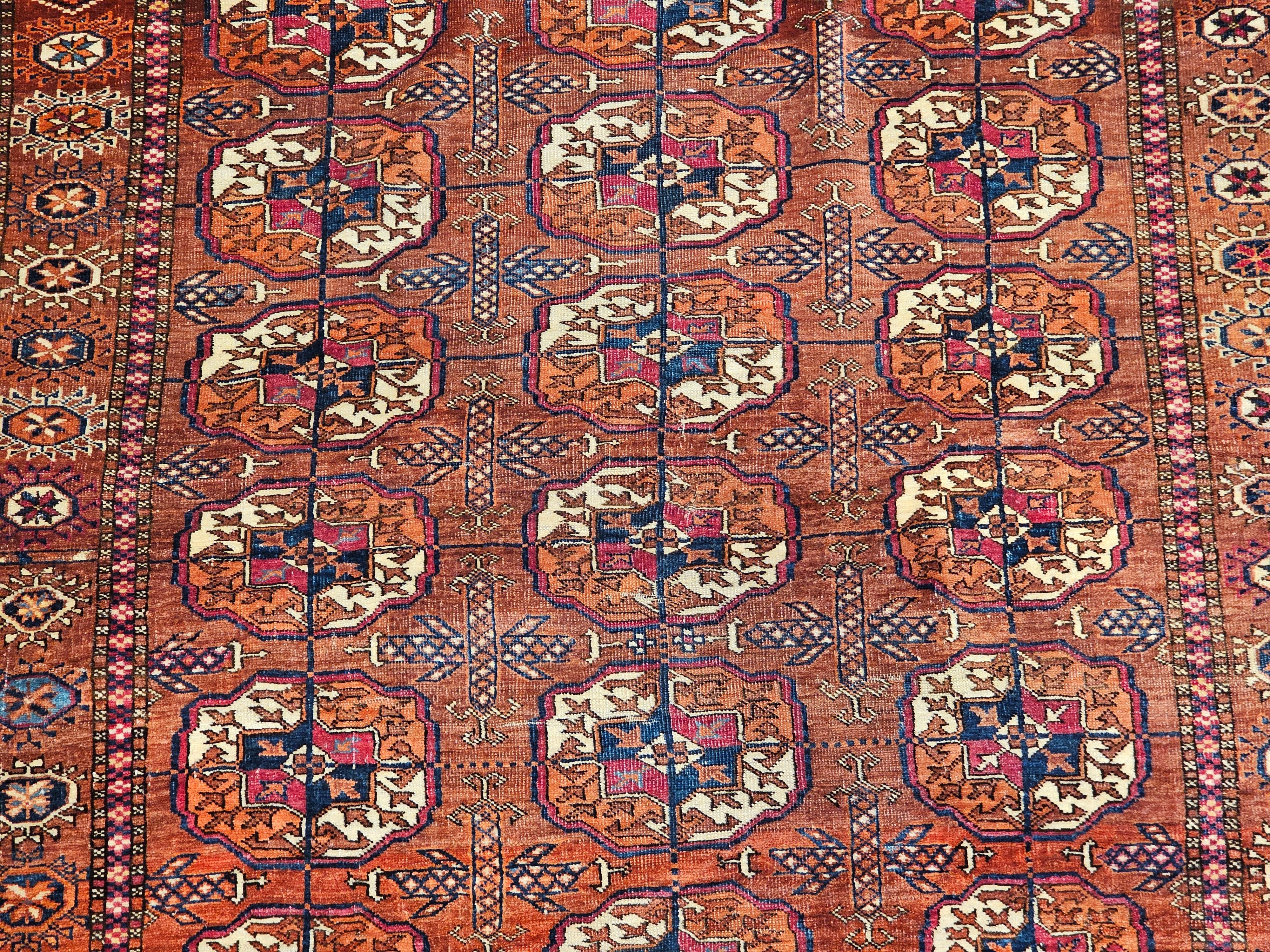 Tekke turcomano vintage con diseño integral en rojo, azul marino, marfil, amarillo y azul Teñido con vegetales en venta