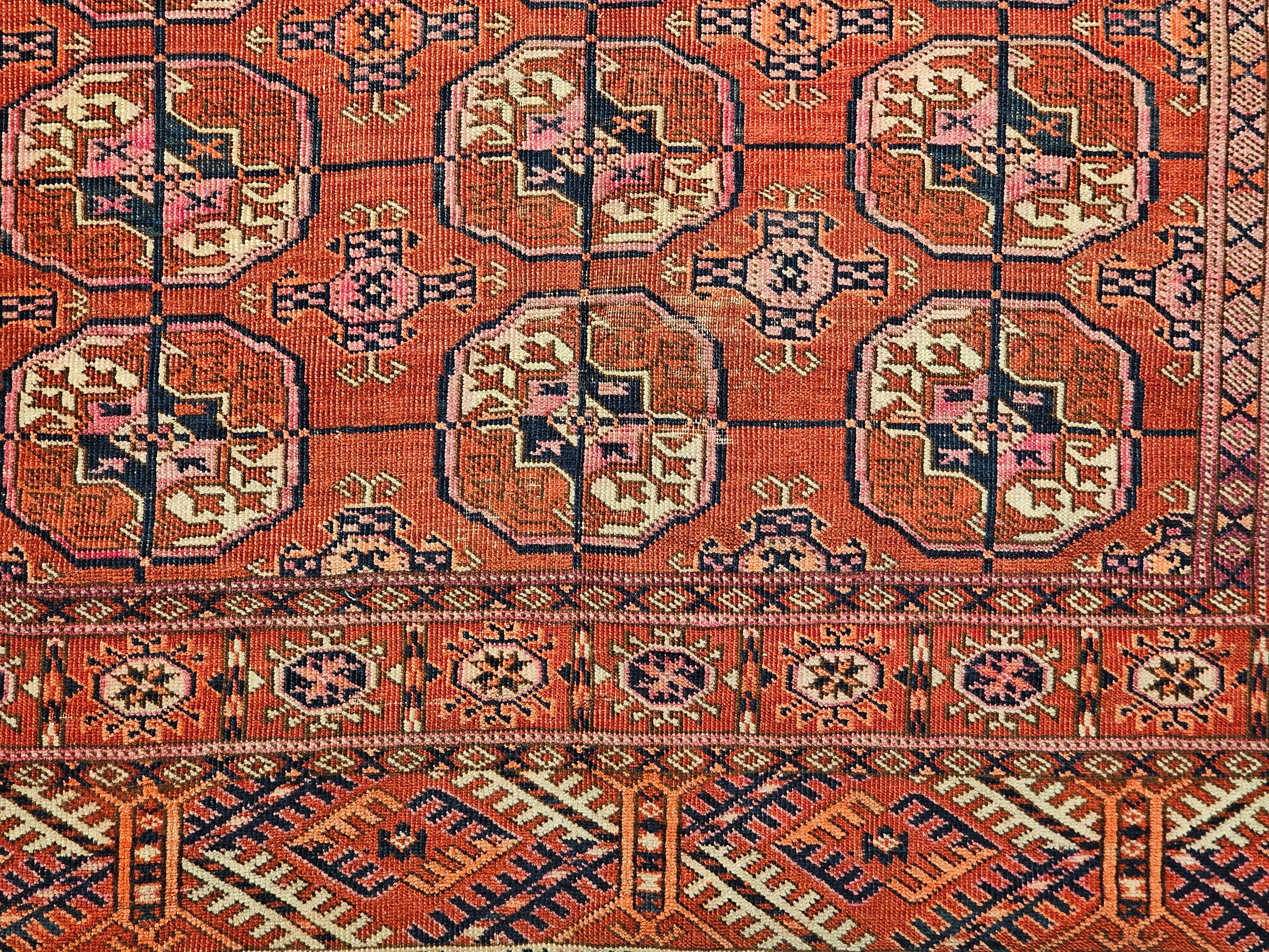 Tappeto Tekke d'epoca con motivo geometrico a tutto campo in rosso mattone, blu e rosa in vendita 3