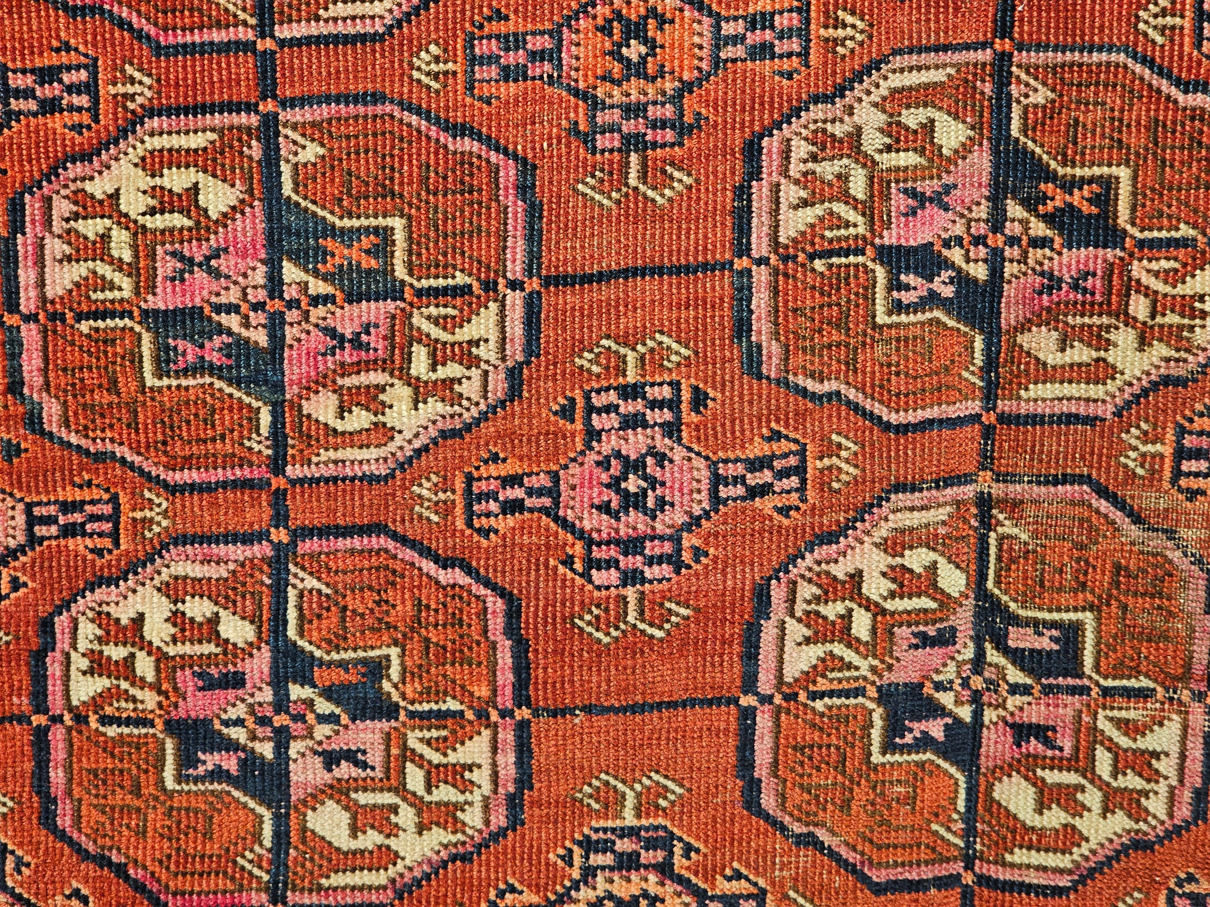 Tappeto Tekke d'epoca con motivo geometrico a tutto campo in rosso mattone, blu e rosa in vendita 4