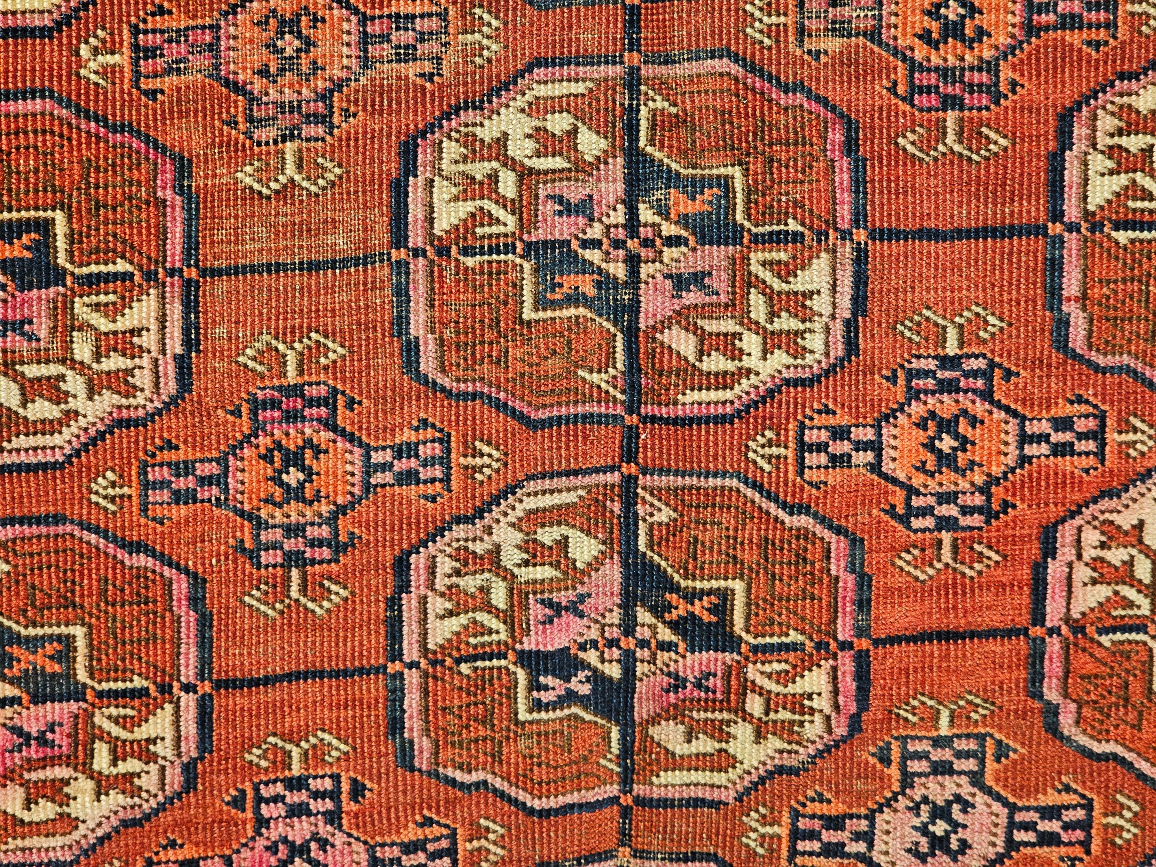 Tappeto Tekke d'epoca con motivo geometrico a tutto campo in rosso mattone, blu e rosa in vendita 5