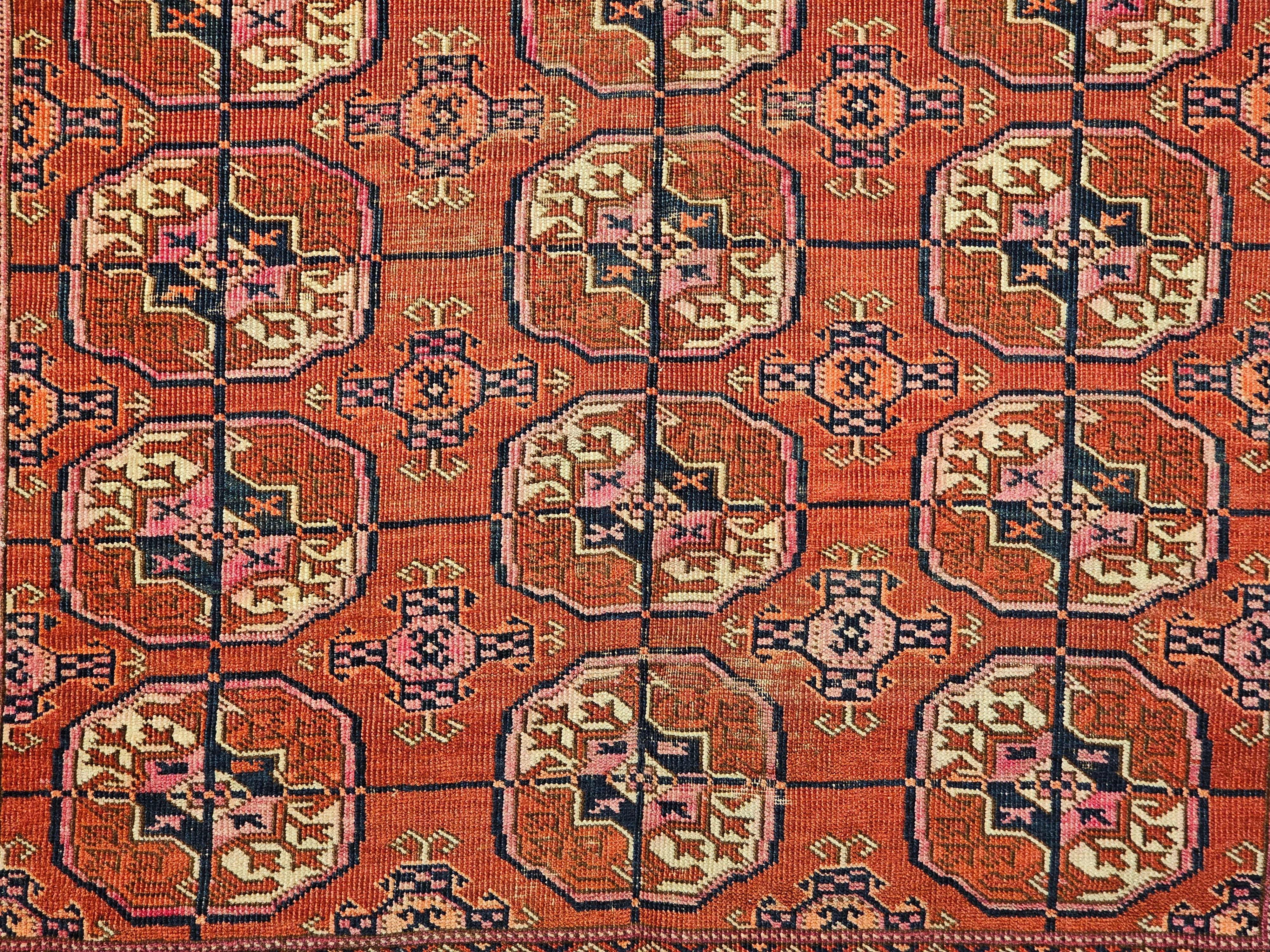 Tappeto Tekke d'epoca con motivo geometrico a tutto campo in rosso mattone, blu e rosa in vendita 2