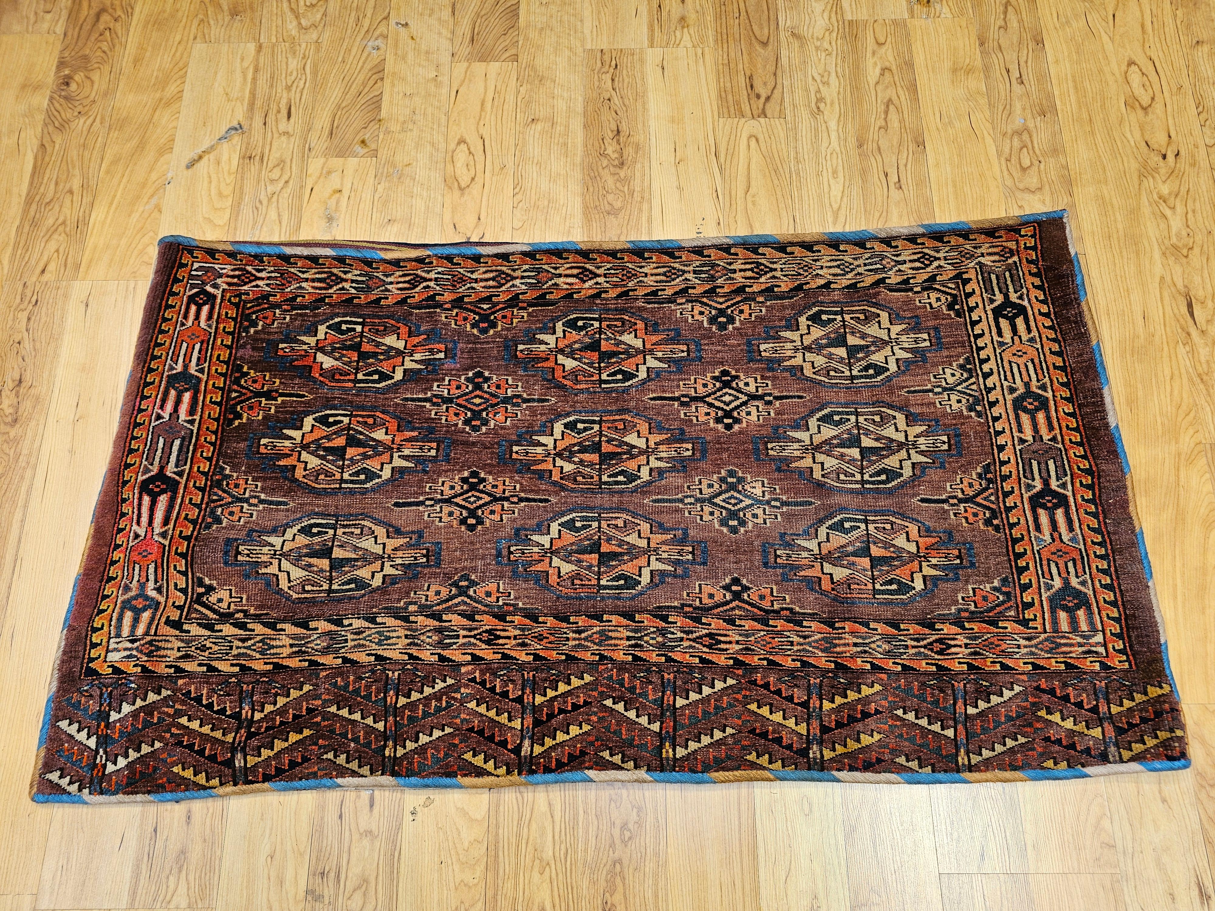 Diese exquisite antike Yomut-Tschowal-Tasche aus den frühen 1900er Jahren zeigt die zeitlose Kunst der turkmenischen Weberei. Die Vorderseite zeigt das ikonische 3×3 turkmenische Gul-Muster (Medaillon oder Blume), das meisterhaft in tiefem Rot,