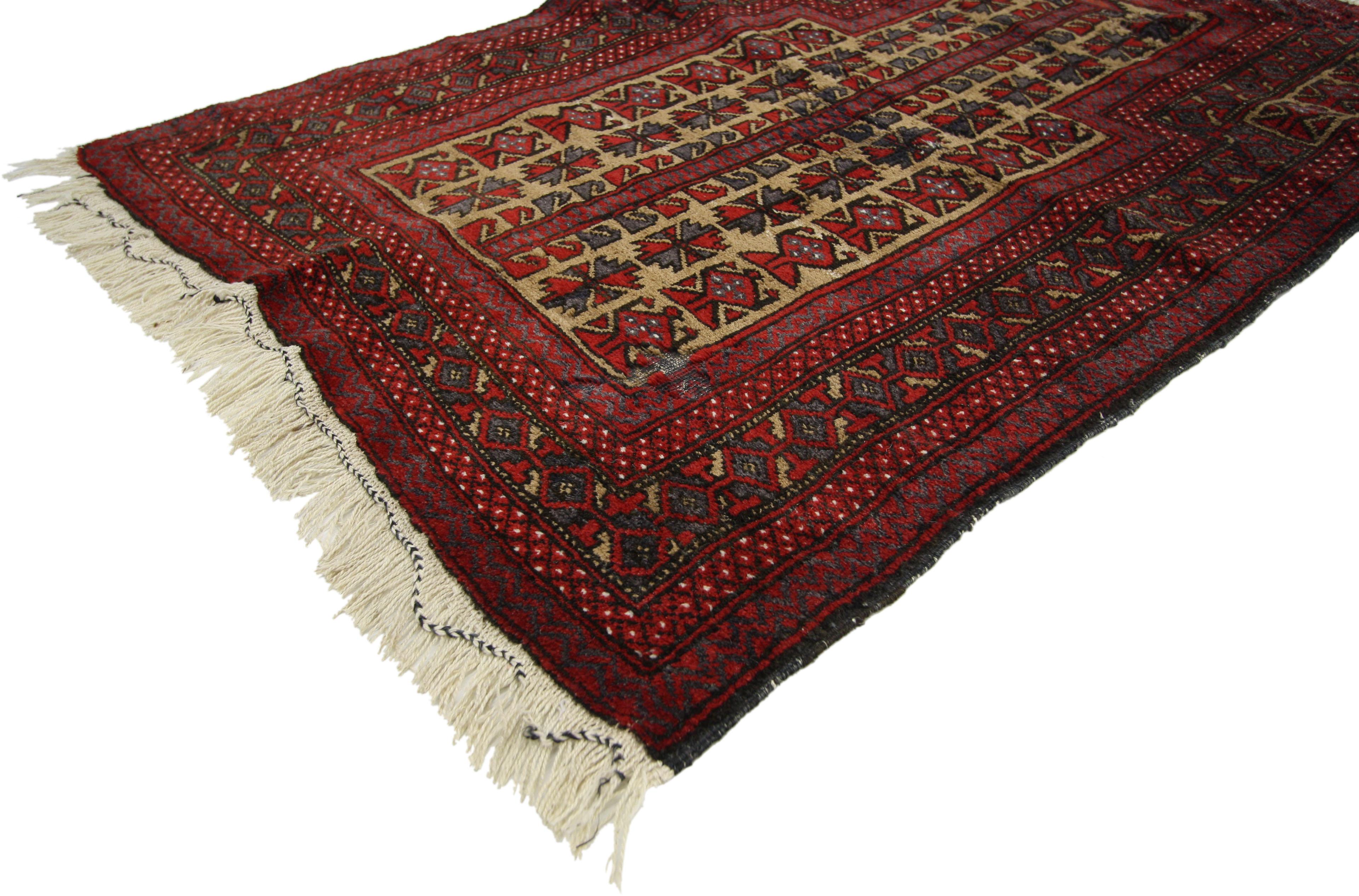 77144 Tappeto Turkoman vintage invecchiato, 02'11 x 04'01. Un tappeto turco Turkoman è un tappeto tessuto a mano dalle tribù Turkoman. Questi tappeti sono famosi per i loro motivi geometrici, in particolare il motivo gul, e per la ricca tavolozza di