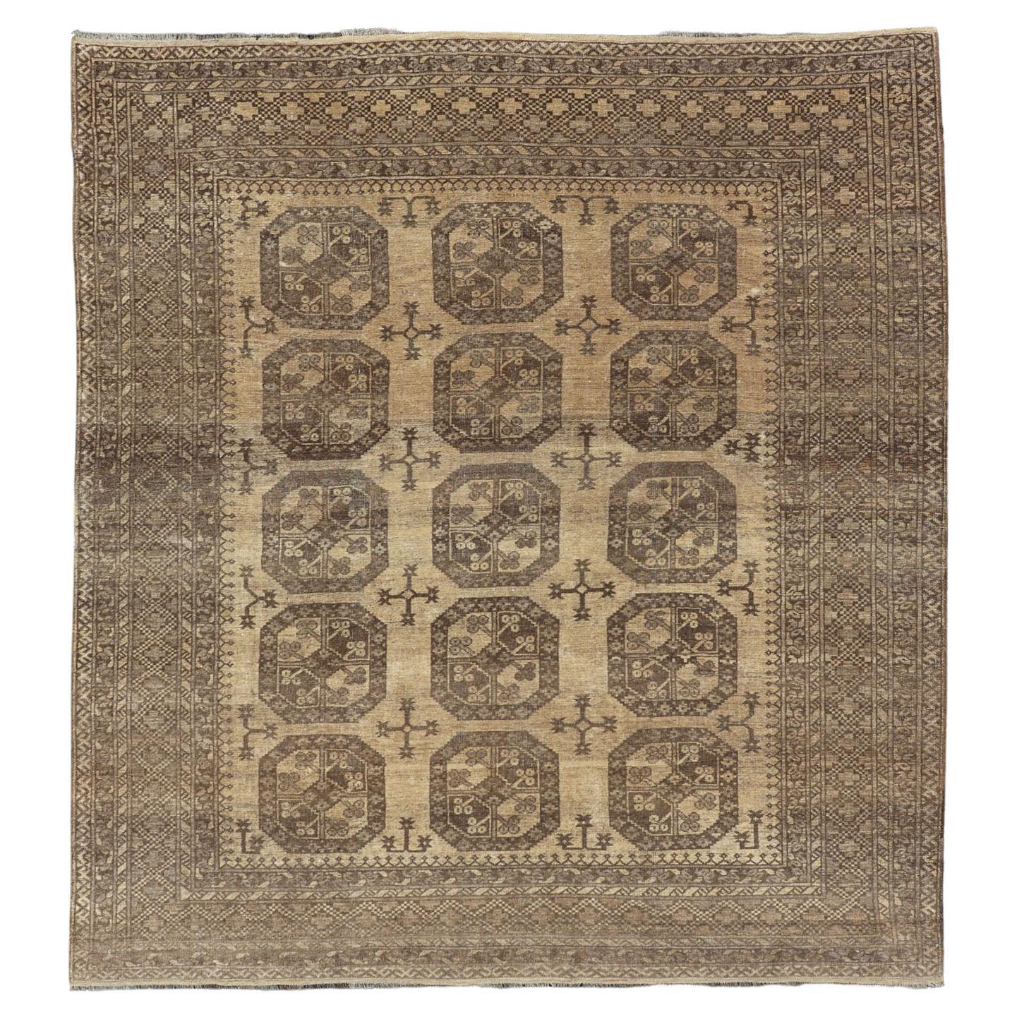 Tapis Turkomen Ersari vintage avec motif de Gul en brun, gris, brun clair et sable