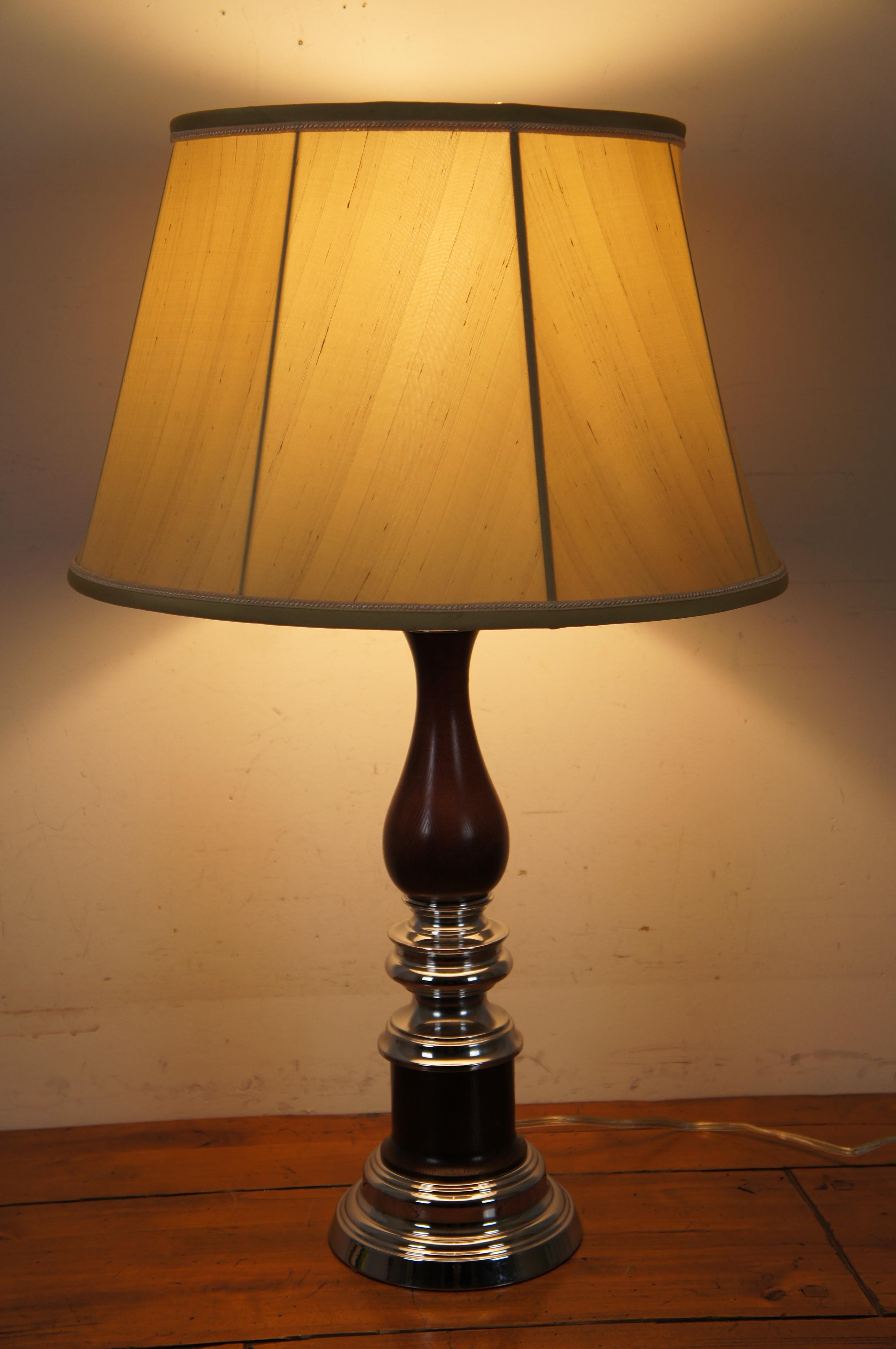 Lampe de bureau vintage à colonne de trophée en chêne tourné et chrome en vente 6