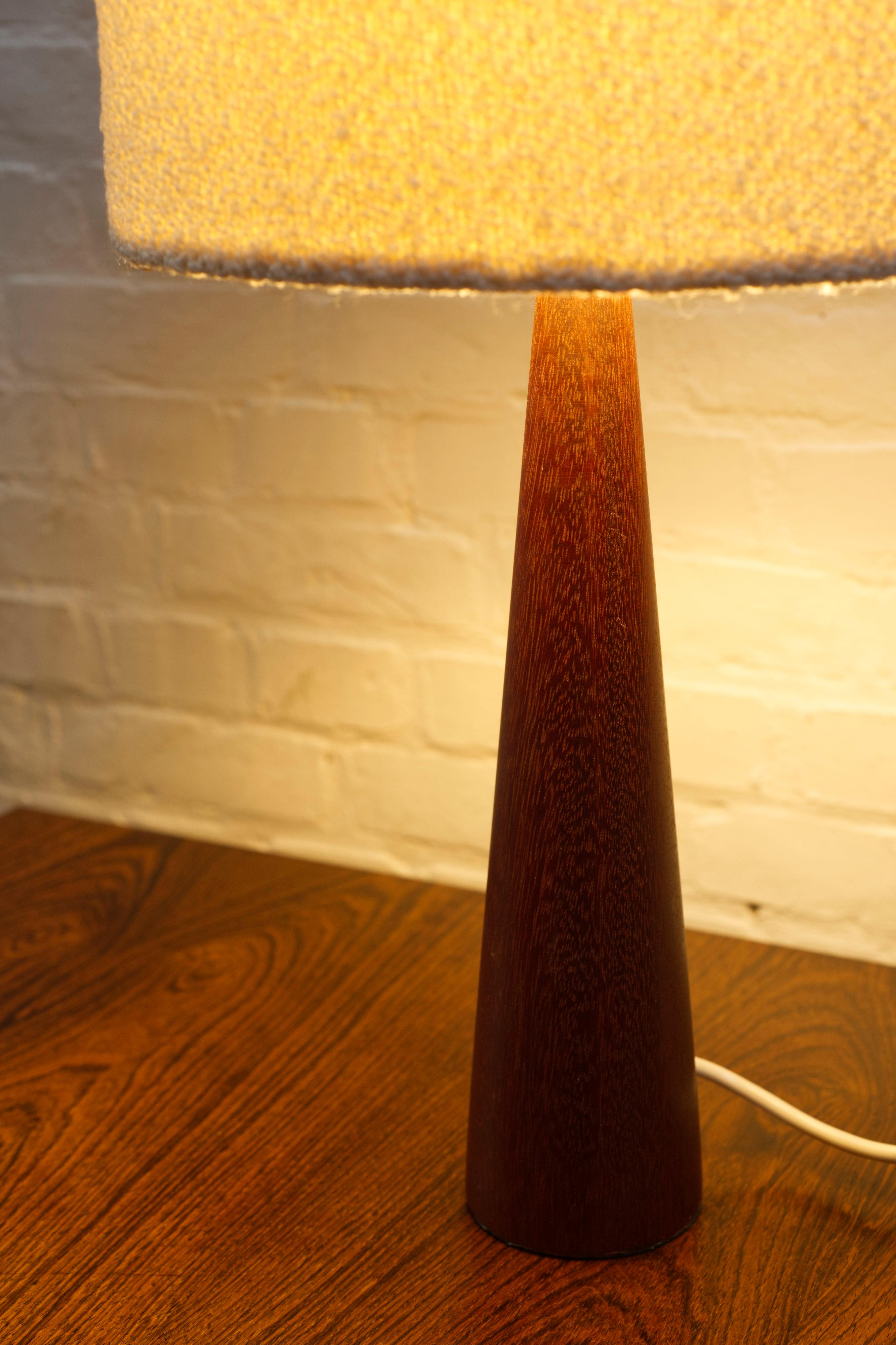 Vintage turned teak table lamp with a boucle lampshade In Good Condition In Balen, BE