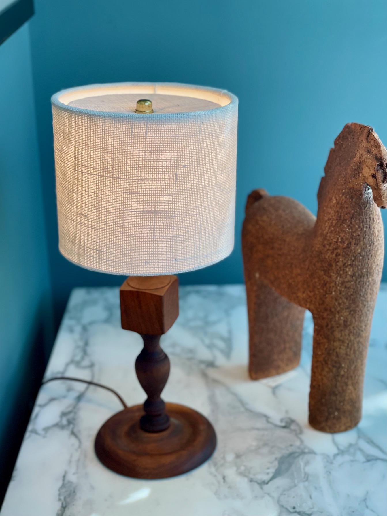 Diese attraktive Vintage-Holzlampe hat einen gedrechselten Sockel mit einer reichen, warm gewachsten Oberfläche. Es wurde neu verkabelt und hat eine kostenlose neue benutzerdefinierte Burlap Schatten. Eine hübsche Ergänzung für jeden Tisch,