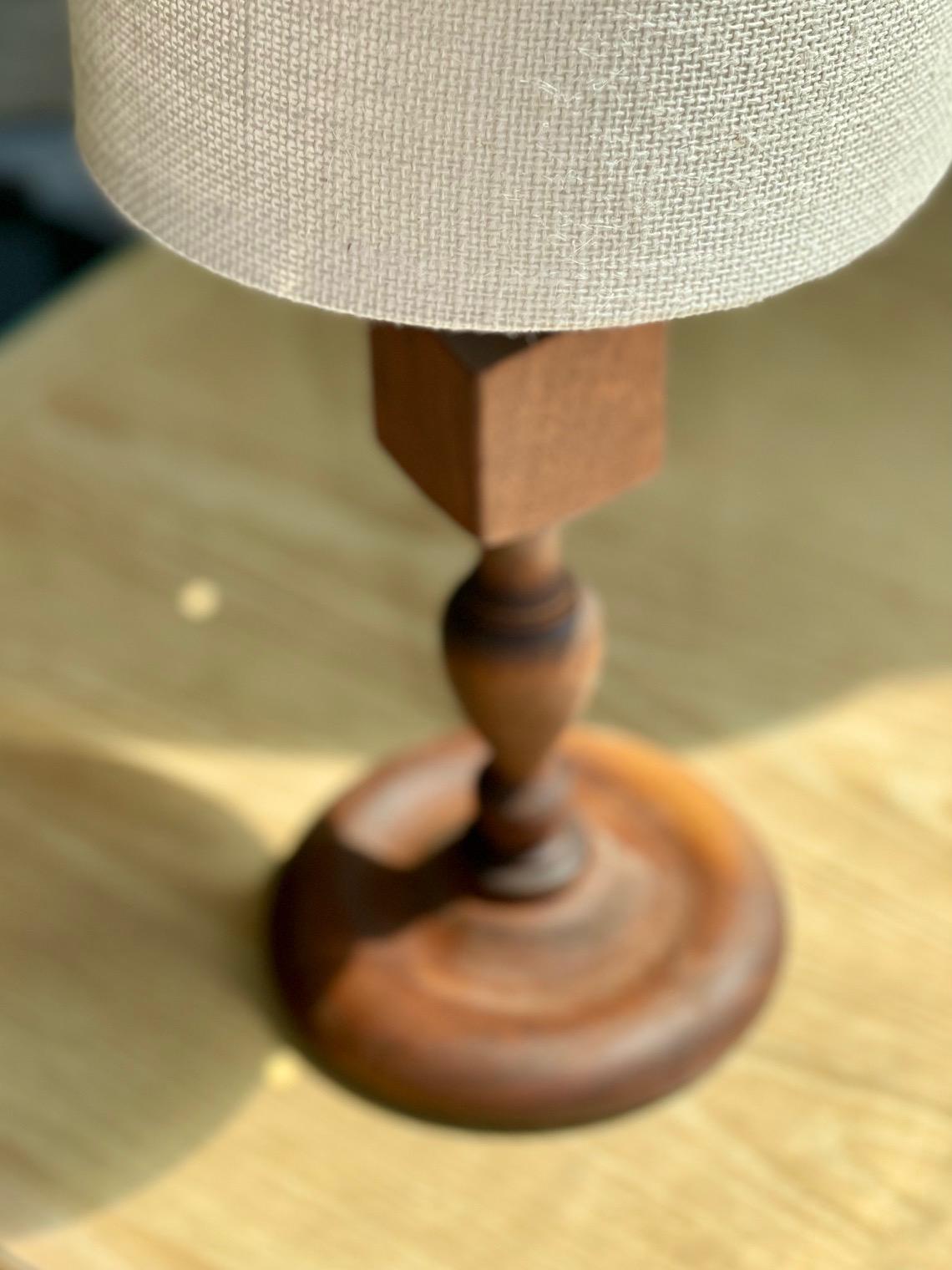 Vintage Gedrehte Wood Wood Lampe im Zustand „Gut“ im Angebot in Pasadena, CA