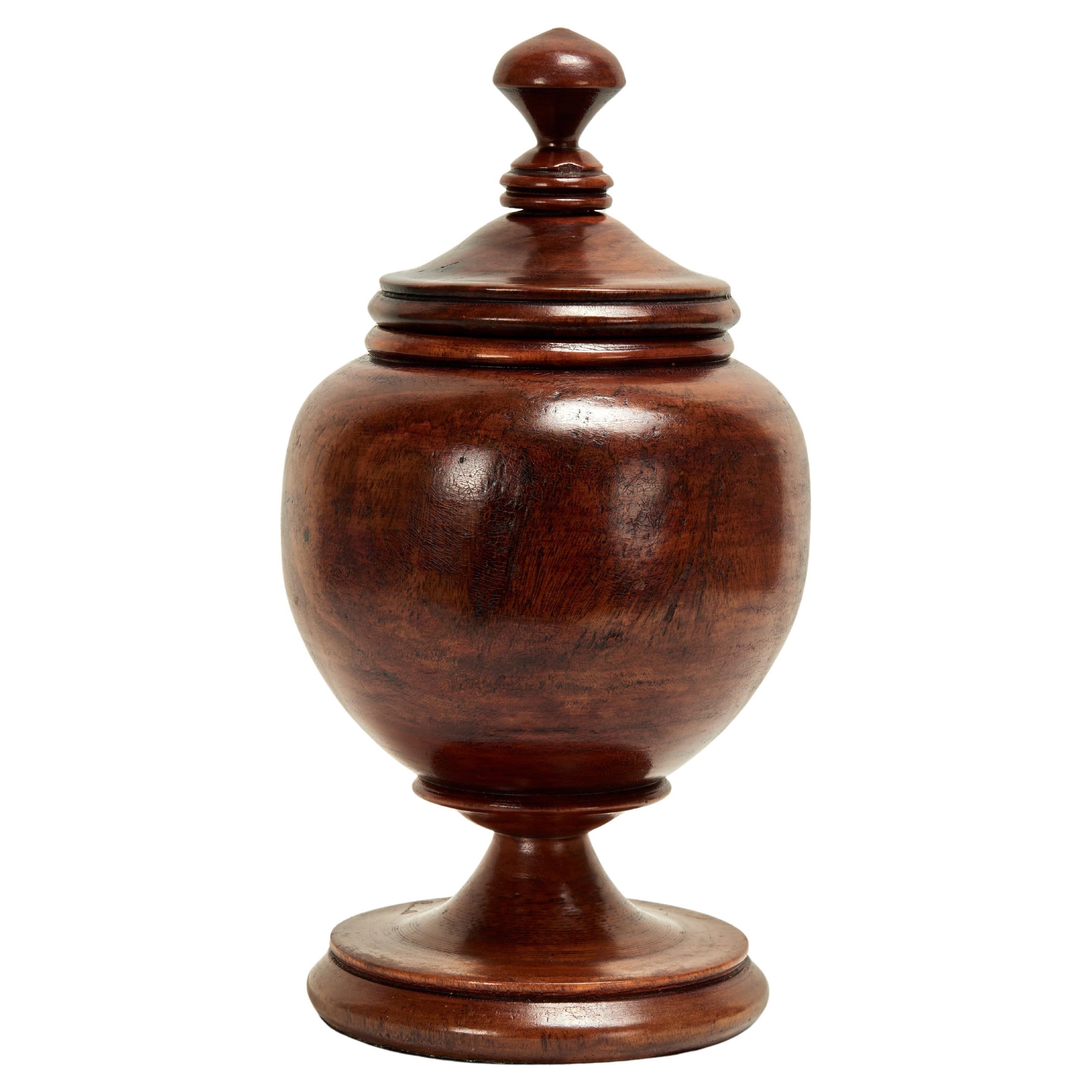 Urna con coperchio in Wood Wood tornito d
epoca in vendita