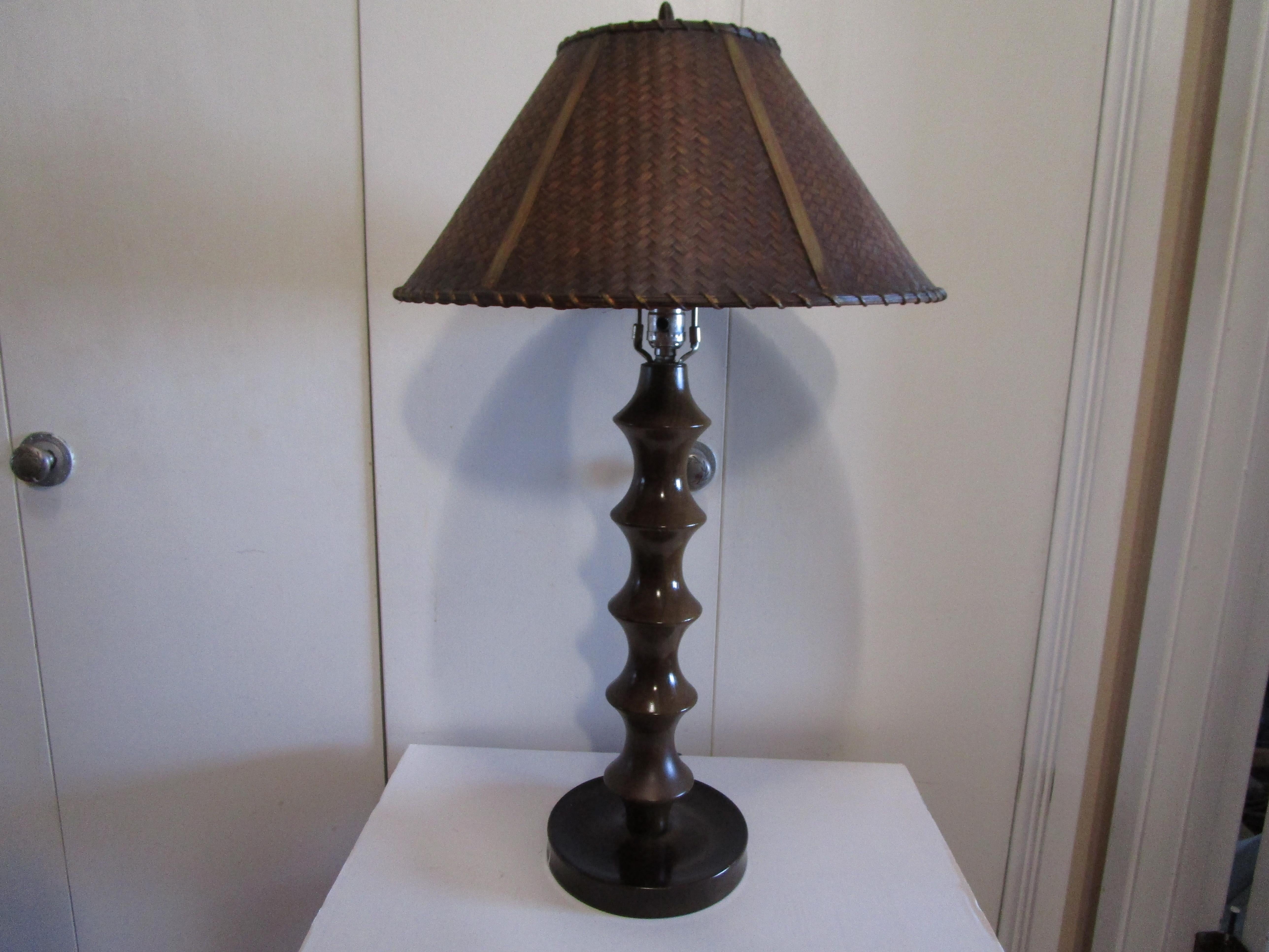 La patina, la ferramenta e la bellezza della parte tornita di questa lampada ne fanno un pezzo forte. La lampada è di gusto francese ed è stata prodotta a metà del secolo scorso, tra gli anni Cinquanta e Sessanta. Lo stelo della lampada è in stile