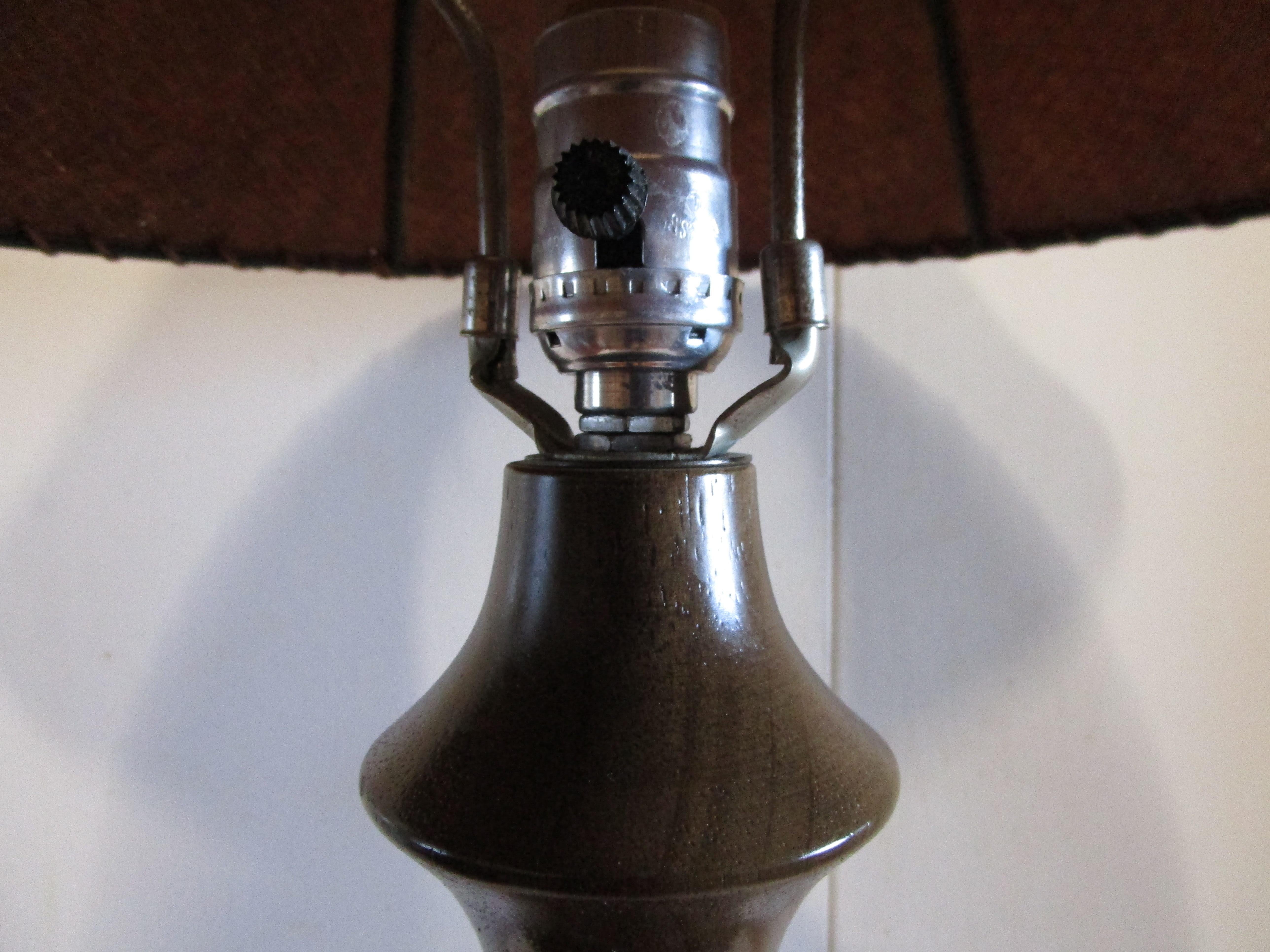 Francese Lampada da tavolo in Wood Wood tornito d'epoca in stile francese in vendita