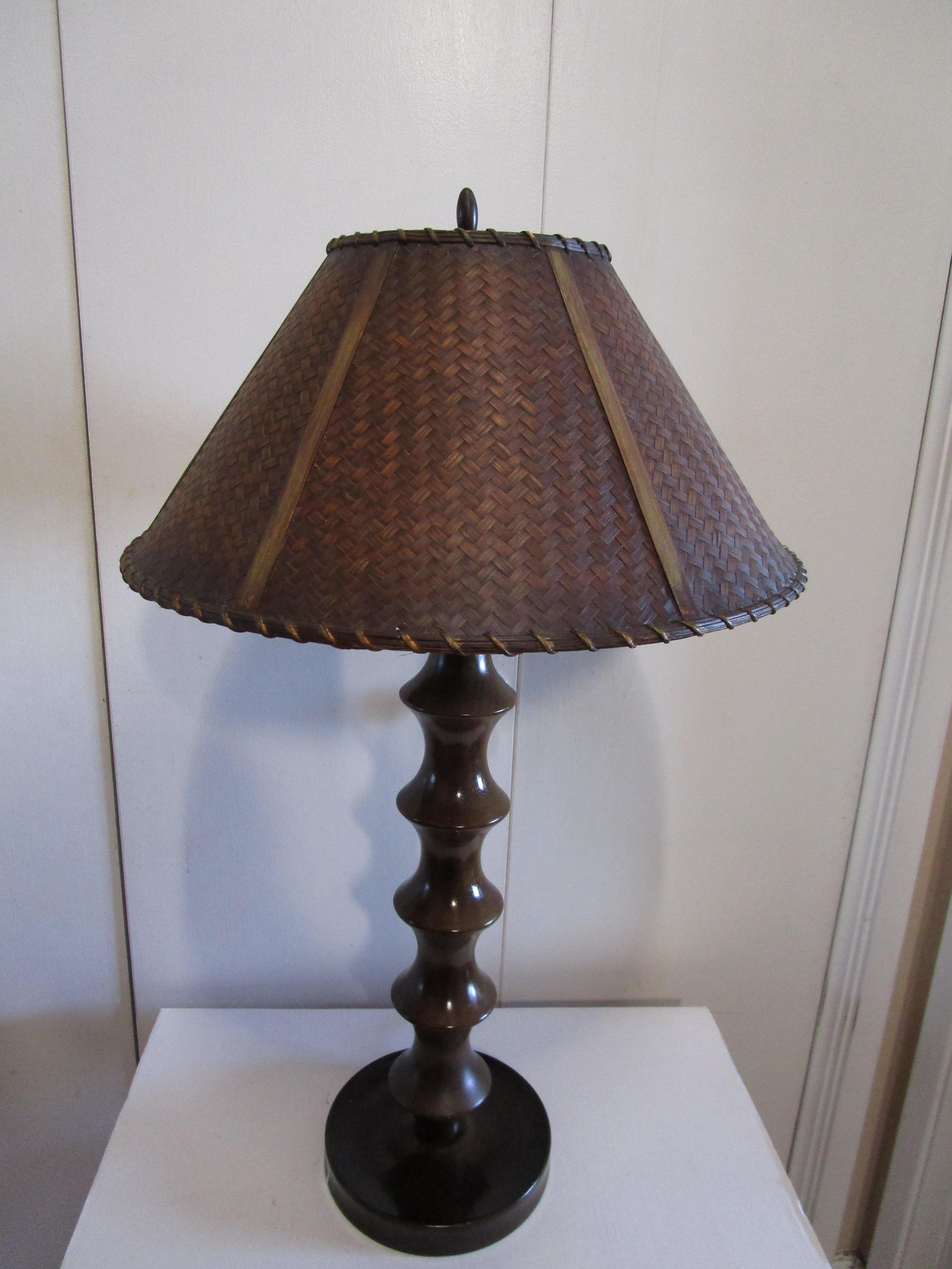 Tornito Lampada da tavolo in Wood Wood tornito d'epoca in stile francese in vendita