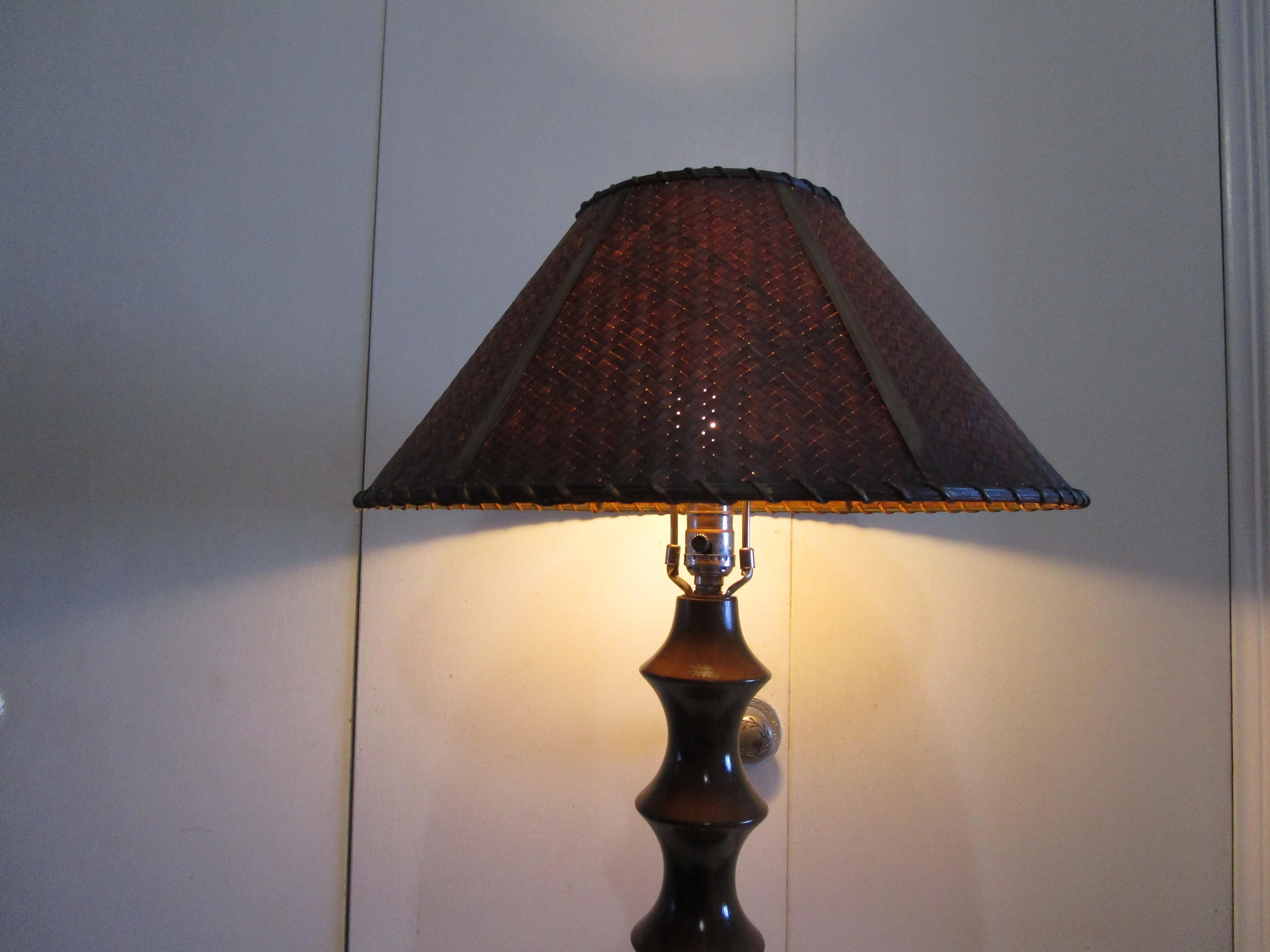 Lampada da tavolo in Wood Wood tornito d'epoca in stile francese In condizioni buone in vendita a Lomita, CA