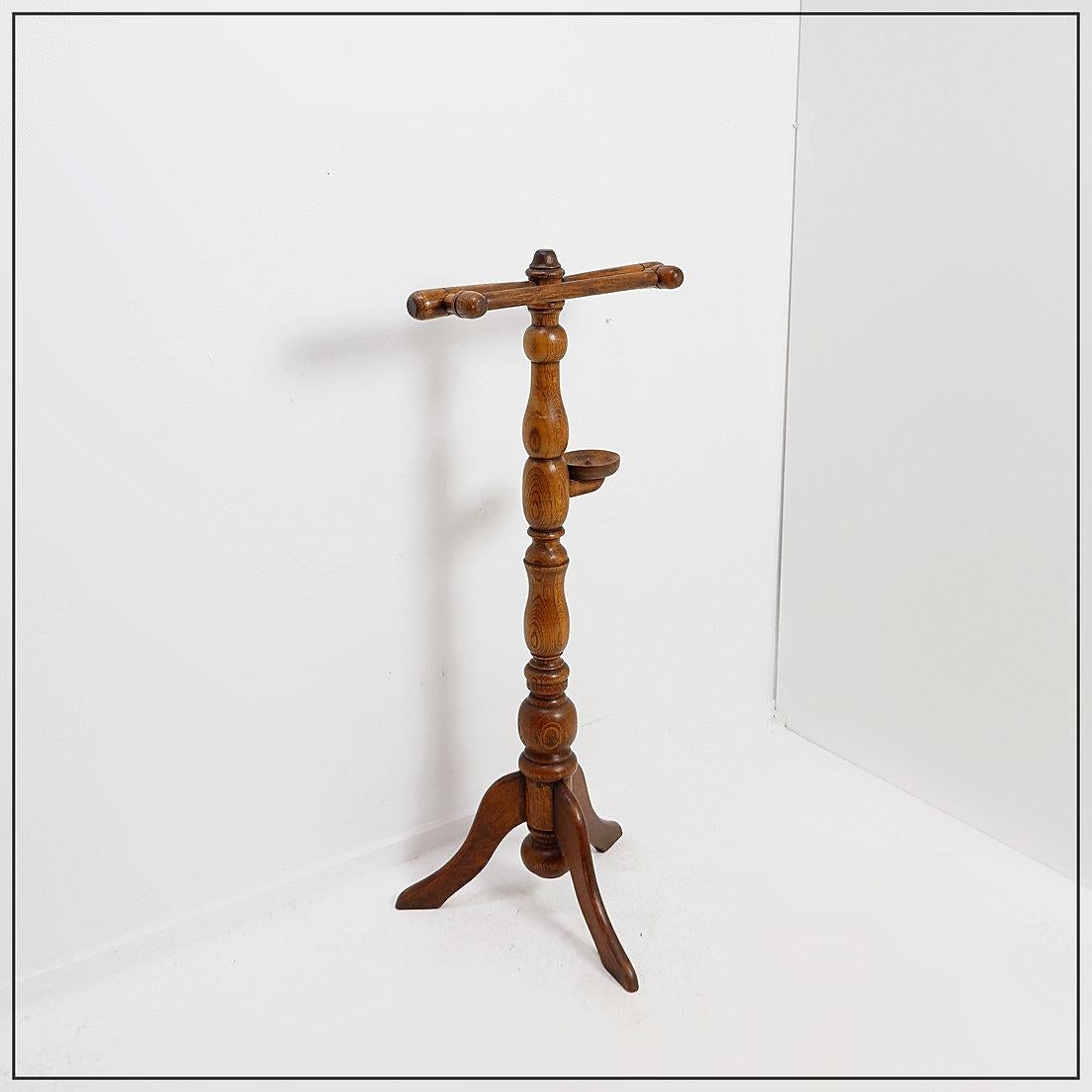 Vintage turned wood Valet Stand - 1960s In Good Condition For Sale In Linkebeek, BE