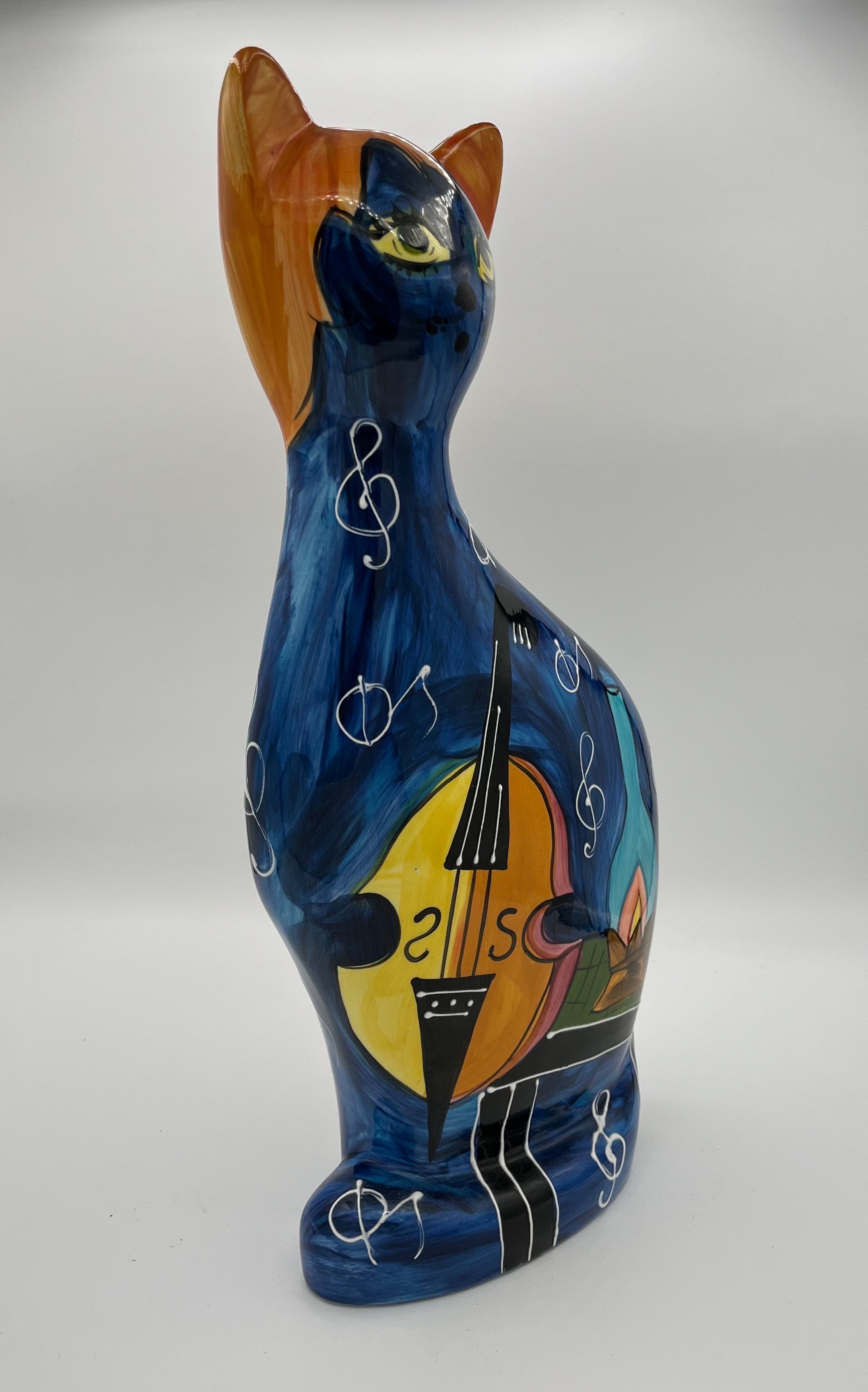 Magnifique figurine de chat en céramique de Turov Arts of Russia avec motif musical. Audacieux, coloré et fantaisiste. Cette pièce ajoute de la couleur et de la fantaisie à n'importe quel style de décoration (du milieu du siècle au minimalisme).