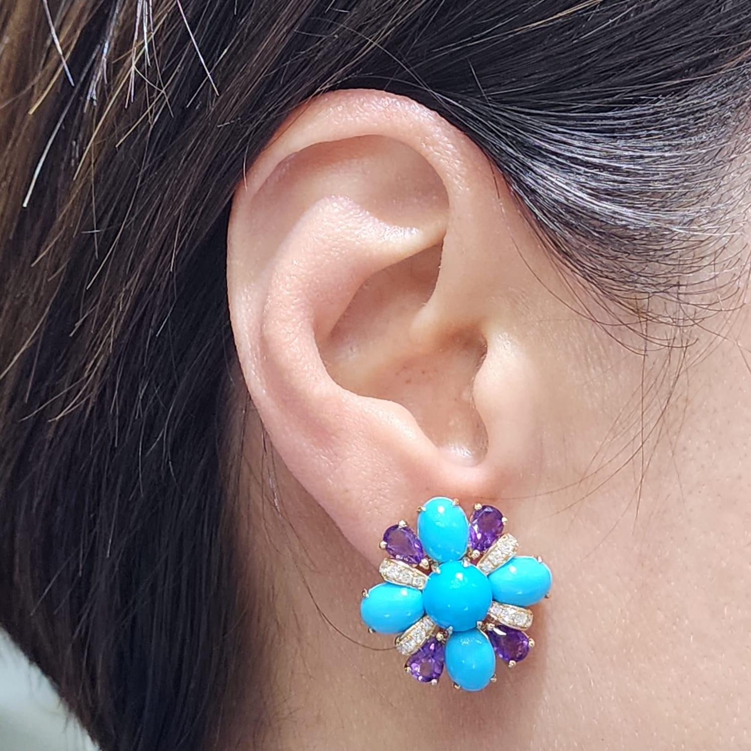 Diese lebhaften Ohrringe sind ein Fest der Farben und der Eleganz. Mit 0,41 Karat Diamanten, 3,72 Karat rundem Türkis und 8,48 Karat ovalem Türkis verziert, strahlen die Ohrringe das ruhige Blau des Ozeans aus. Diese beruhigenden Blautöne werden