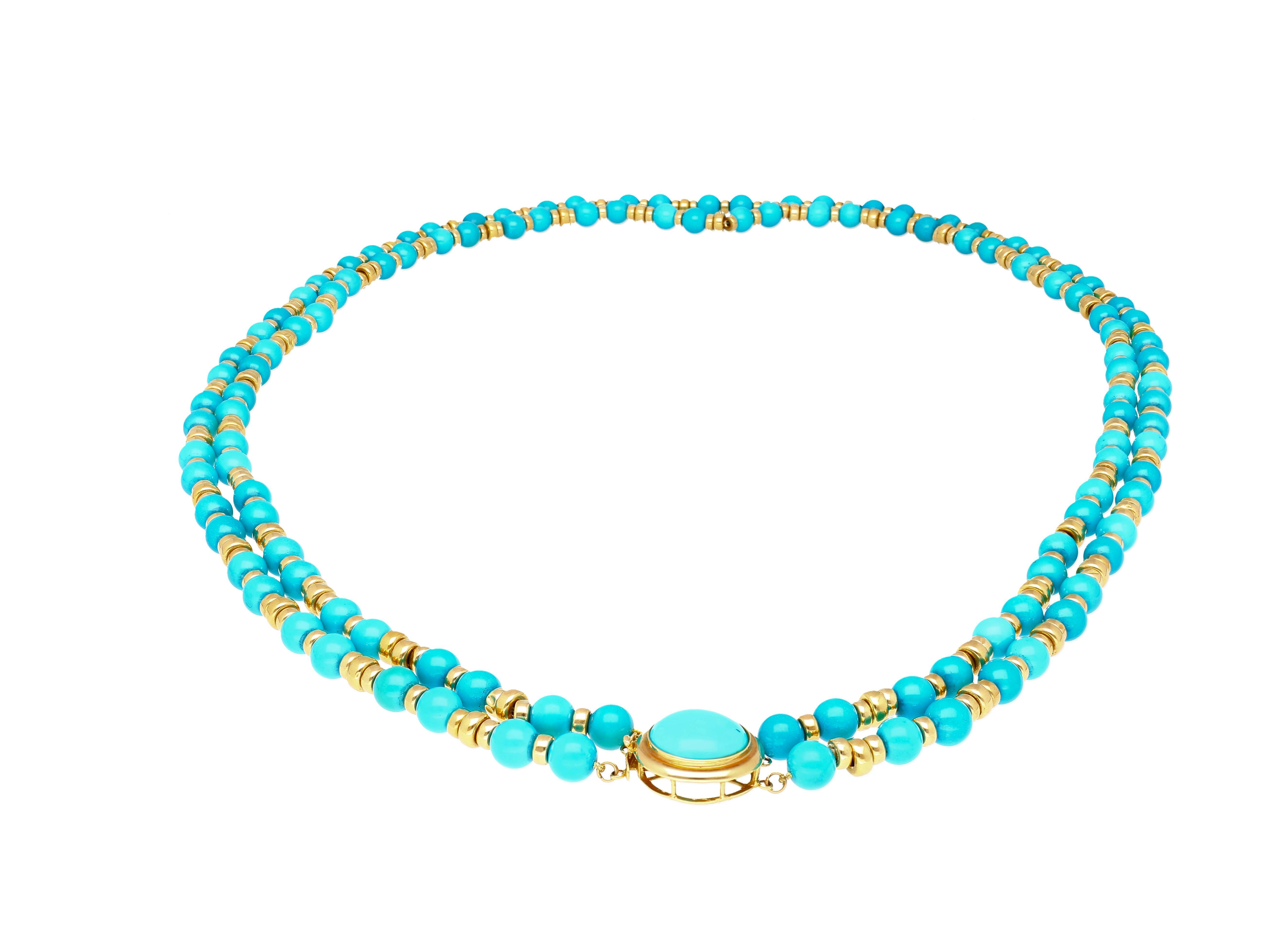 Collana con perle e ciondoli di turchese in oro giallo 14K. 

Questa collana presenta un ciondolo in turchese taglio rotondo incastonato. La catena della collana è decorata con 121 perline turchesi. Tra le perline turchesi ci sono perline dorate di