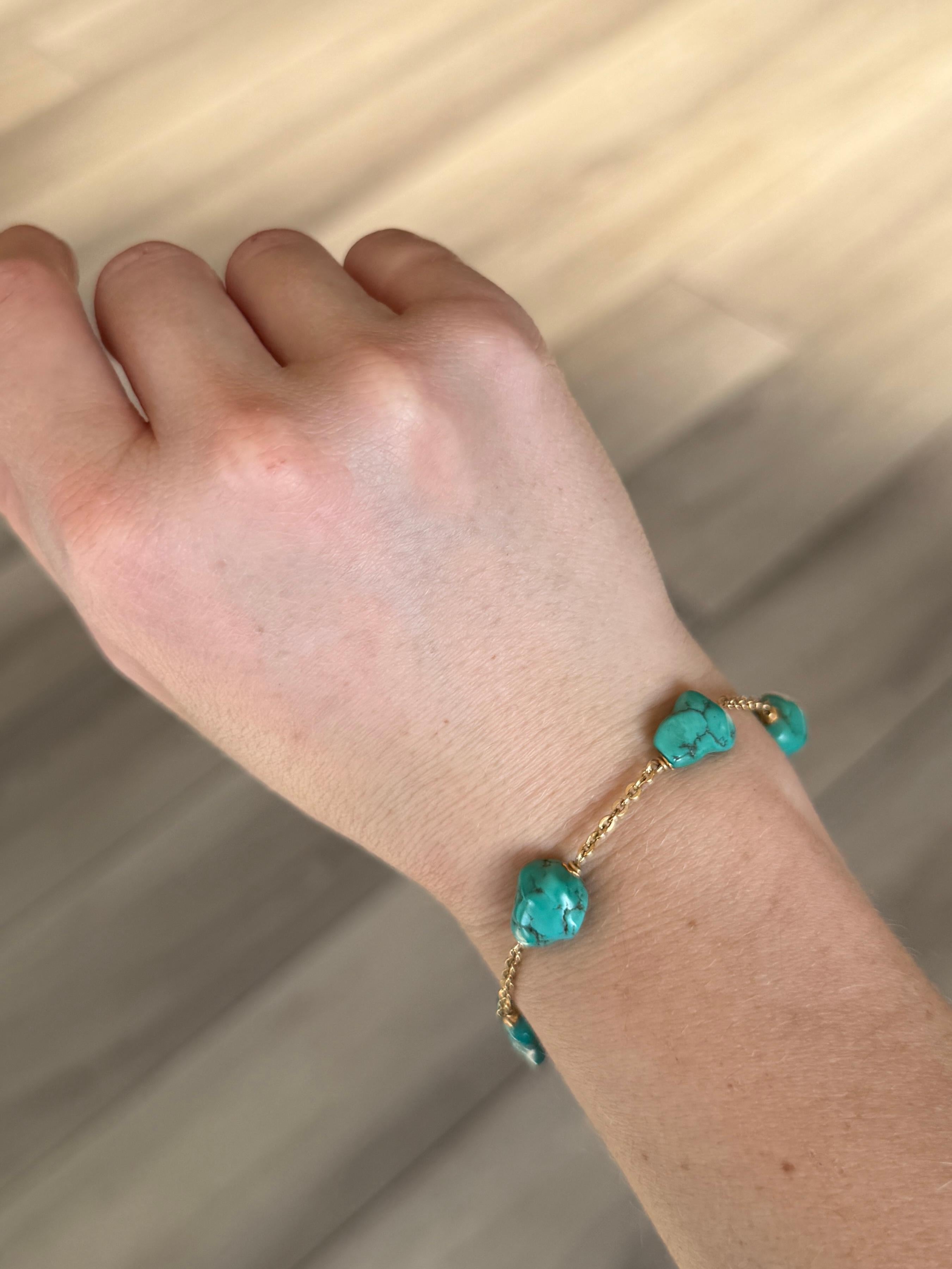 Fabuleux bracelet en or 9 carats, dont chaque maillon est orné d'une turquoise. 

Longueur du bracelet : 20cm
Maillon de chaîne : 2mm

Poids : 9,5 g
