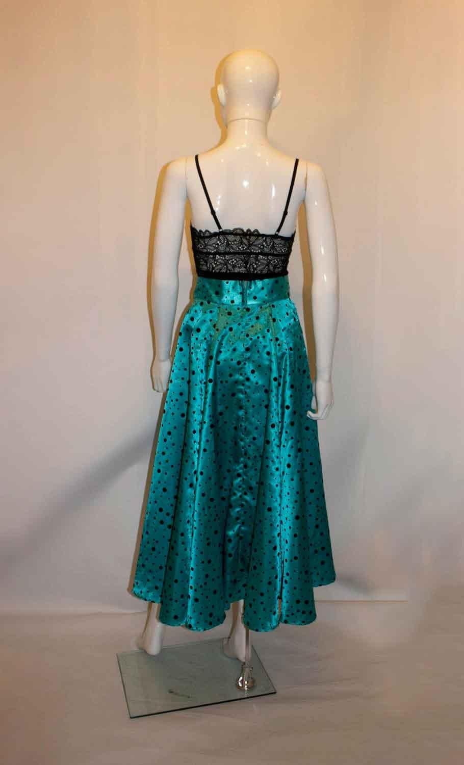 Une magnifique jupe ample, idéale pour la danse. D'une jolie couleur turquoise avec des taches noires de différentes tailles, la jupe a une ouverture zippée au dos et n'est pas doublée. Mesures : taille 26'', longueur 36''.