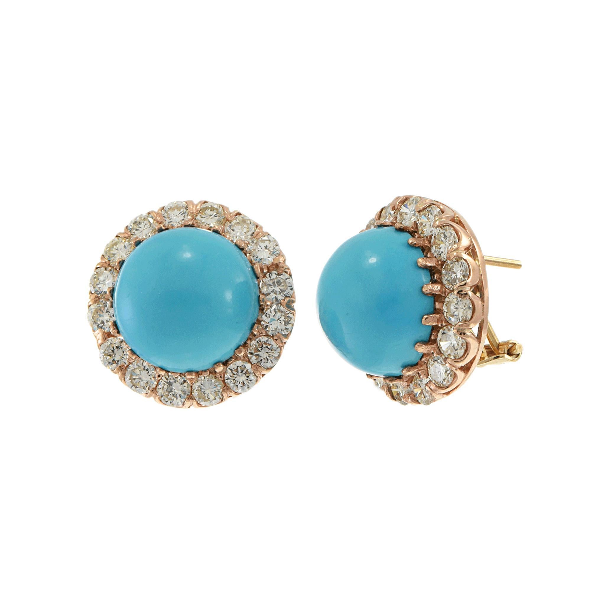 Questi orecchini in oro rosa 14KT, dal sorprendente design vintage, presentano due vivaci turchesi cabochon rotondi al centro, incorniciati da un'aureola di scintillanti diamanti rotondi per un totale di 5,20 carati. Il contrasto tra il turchese