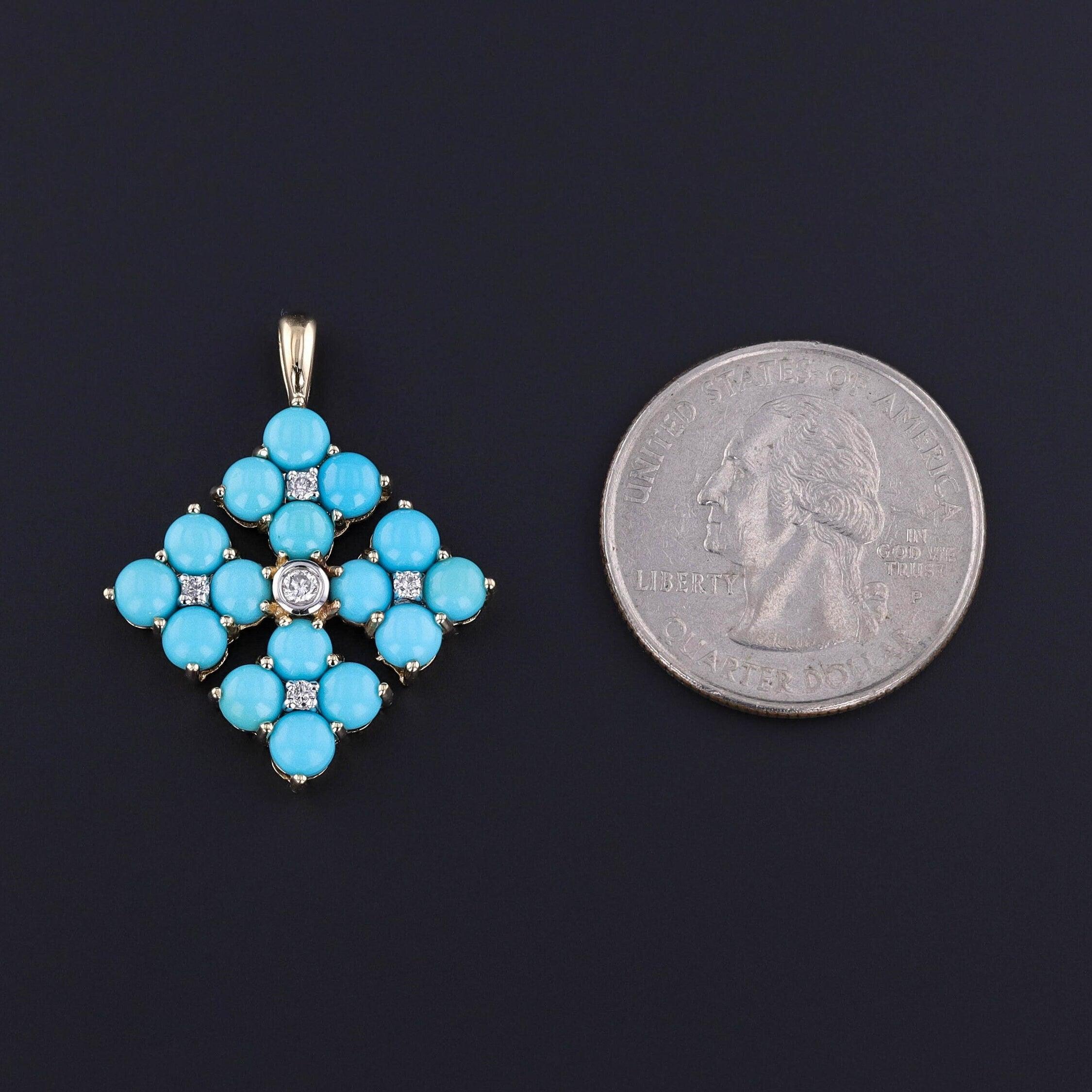Questo pendente d'epoca in oro 14k (1980-1990 circa) è caratterizzato da vibranti cabochon di turchese, accentati da diamanti.

Il ciondolo misura 1,1 pollici dalla parte superiore della cauzione a quella inferiore e 1 pollice di larghezza. È in