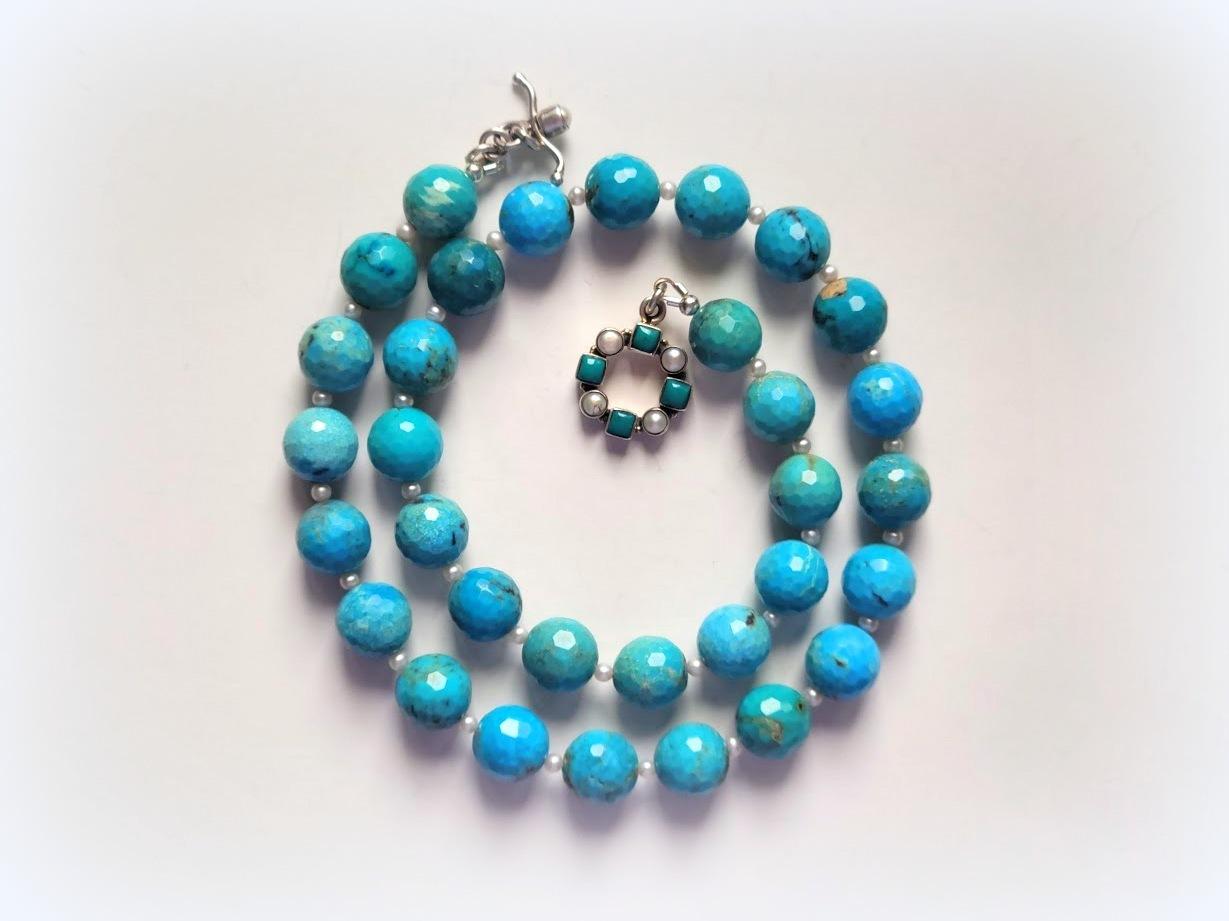 Die Kette ist 52 cm (20,5 Inch) lang und die facettierten runden Perlen sind 12 mm groß.
Die Farbe der Perlen ist himmelblau und enthält braune Adern.
Echter, stabilisierter, nicht gefärbter, blauer Türkis-Edelstein.
Das Collier wird mit einem