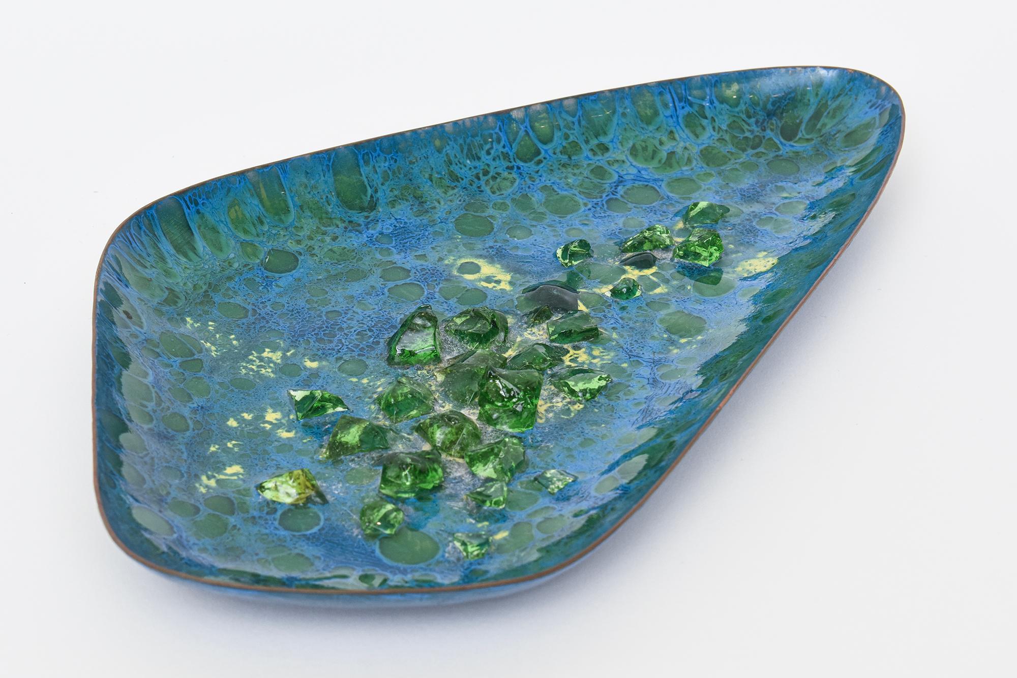 Américain Bol biomorphique vintage en émail vert et turquoise sur cuivre avec pierres de verre en vente