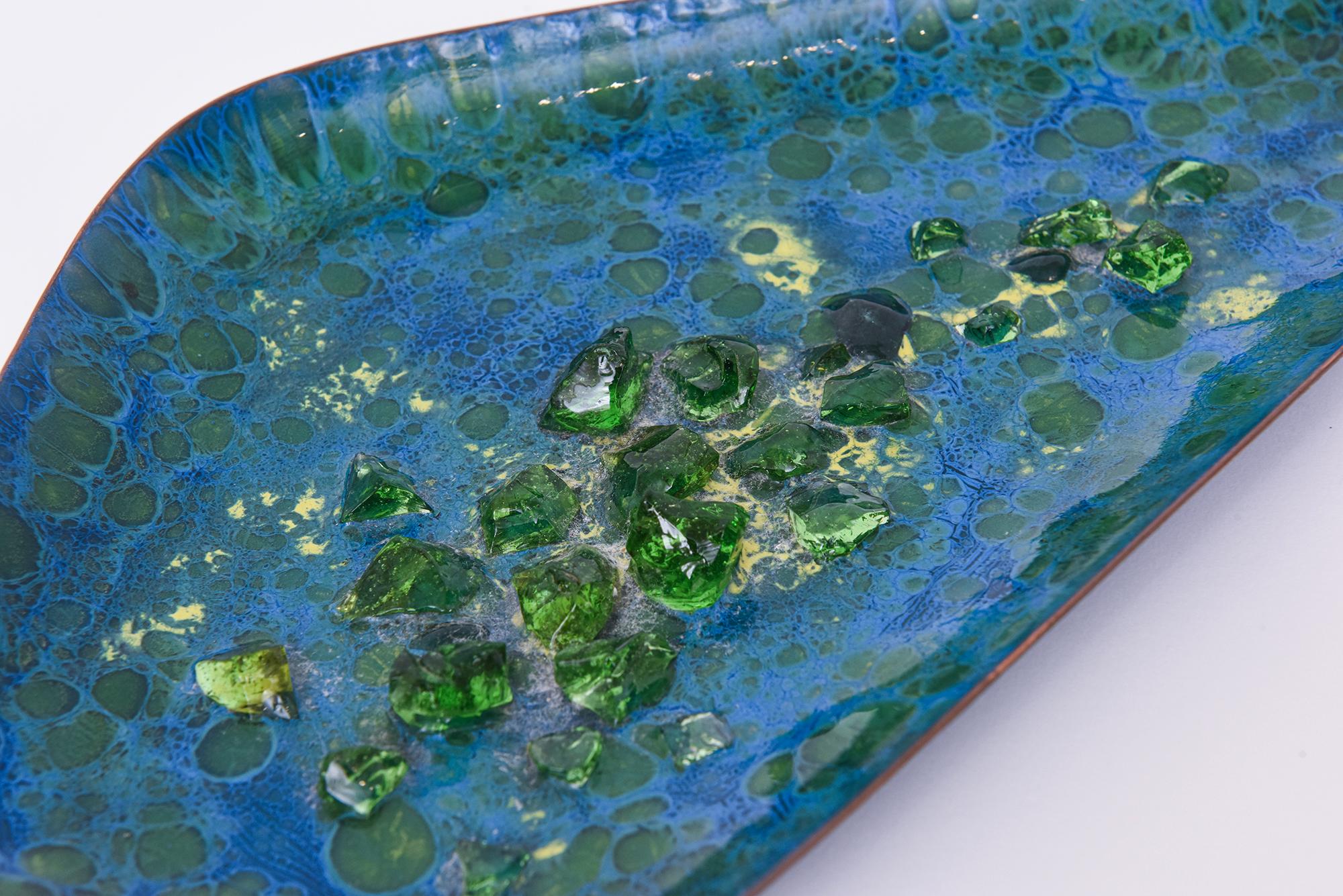 Milieu du XXe siècle Bol biomorphique vintage en émail vert et turquoise sur cuivre avec pierres de verre en vente