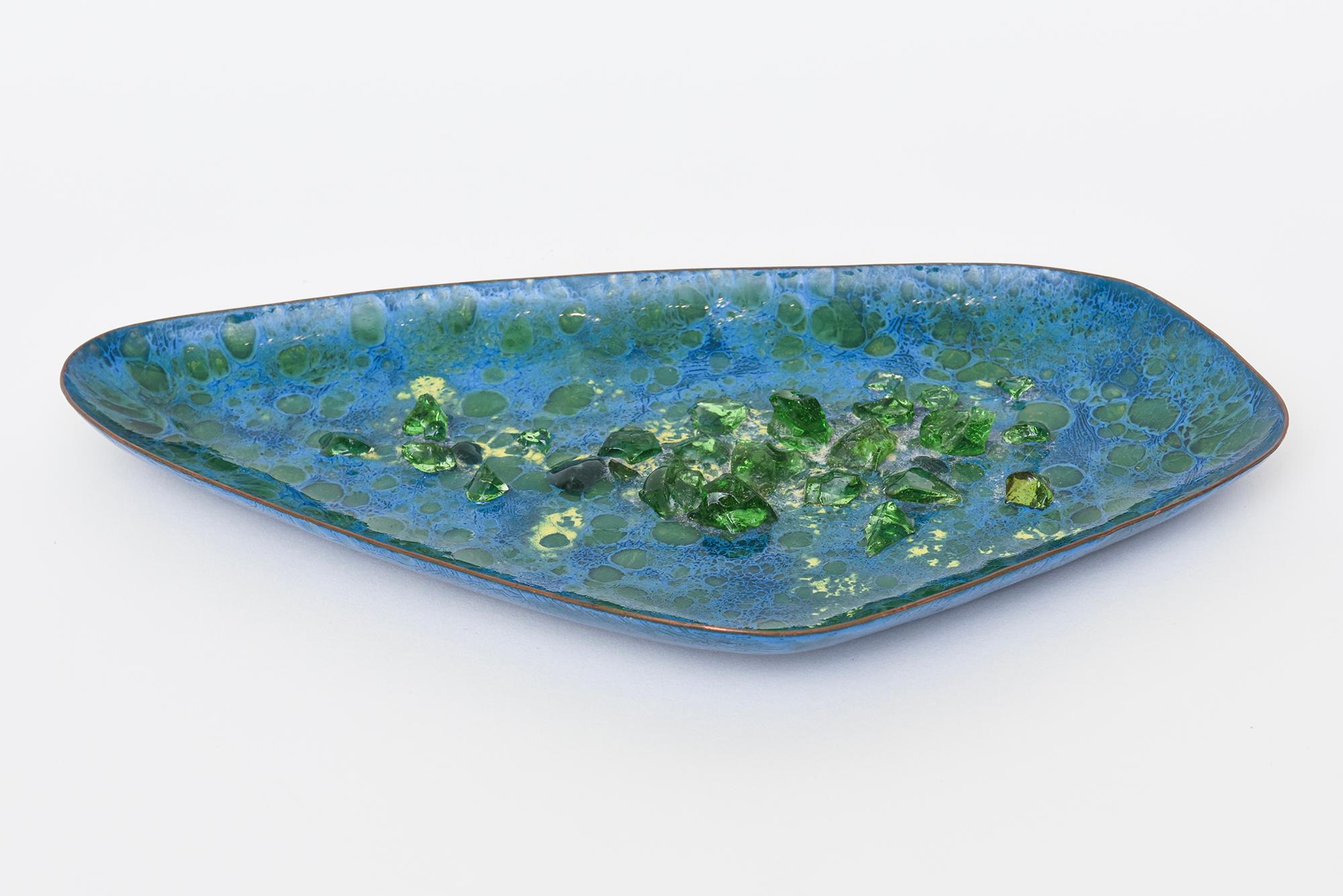 Cuivre Bol biomorphique vintage en émail vert et turquoise sur cuivre avec pierres de verre en vente