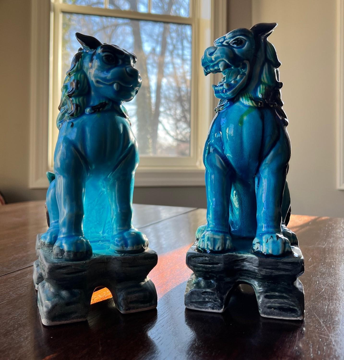 Japonisme Paire de chiens Komainu japonais en céramique à glaçure verte et turquoise, vintage 