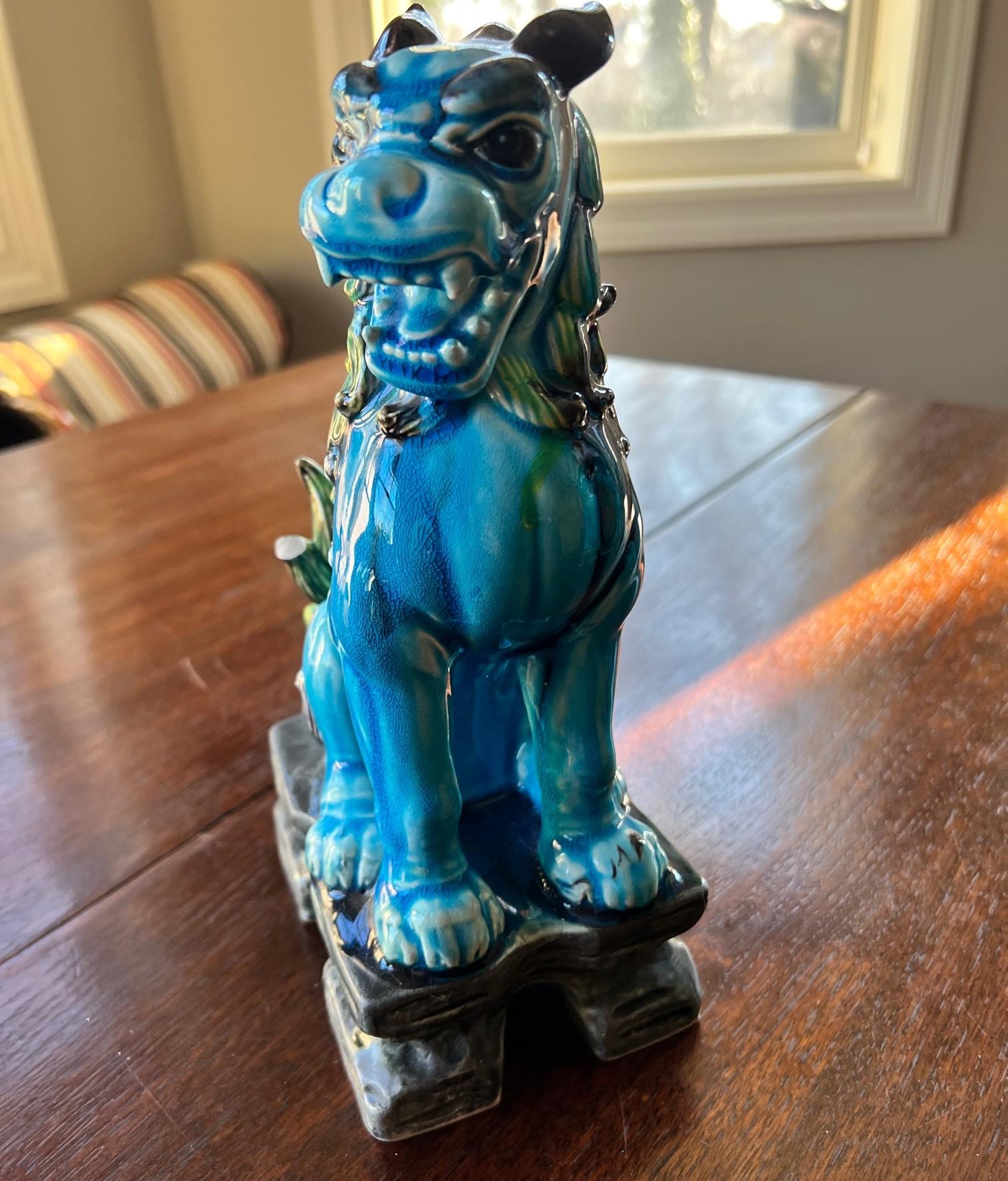 Paire de chiens Komainu japonais en céramique à glaçure verte et turquoise, vintage  1