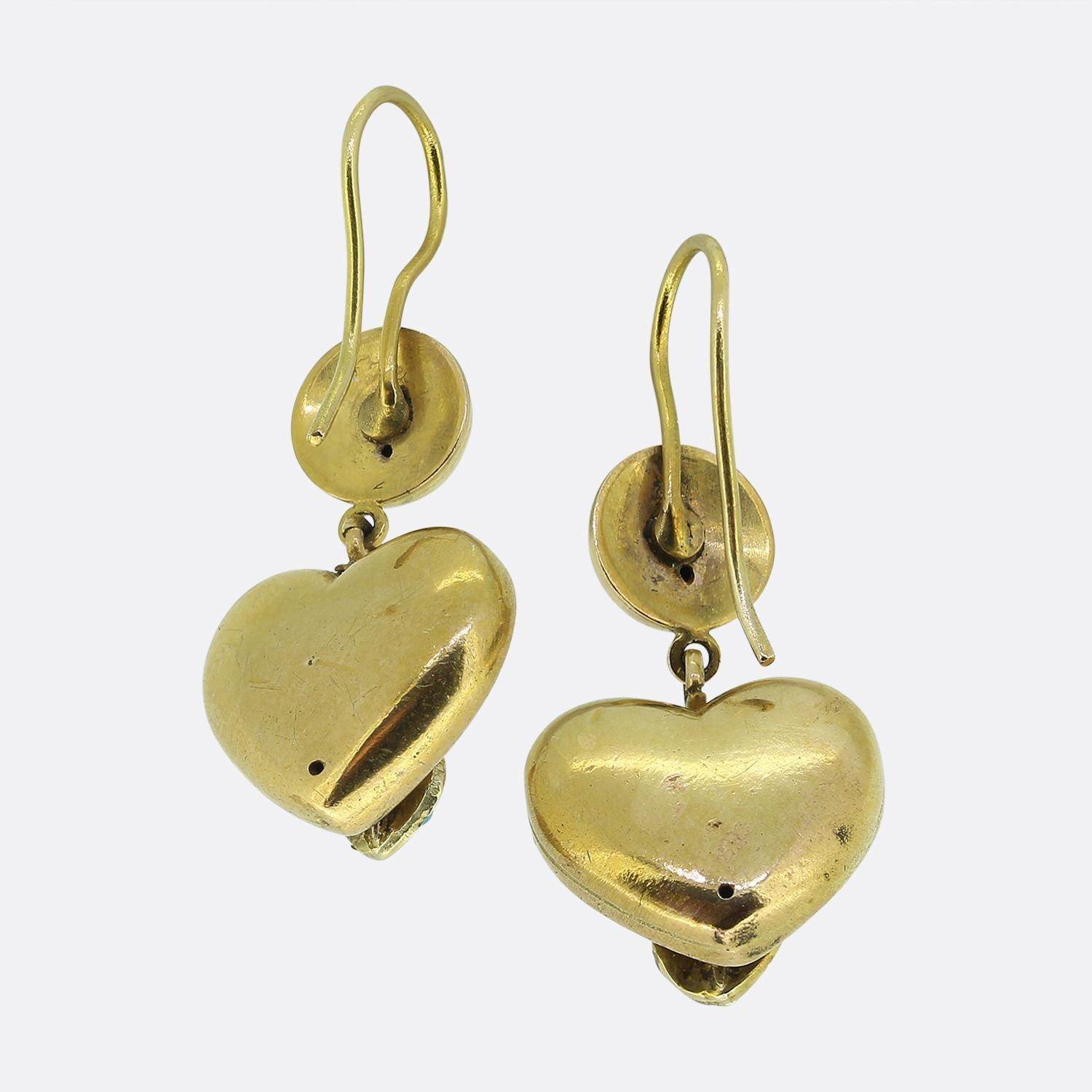 Nous avons ici une charmante paire de boucles d'oreilles vintage en or jaune 9ct. Chaque pièce identique met en valeur un motif en forme de cœur qui accueille une seule perle blanche et un duo de turquoises dans une composition florale. Cet ensemble