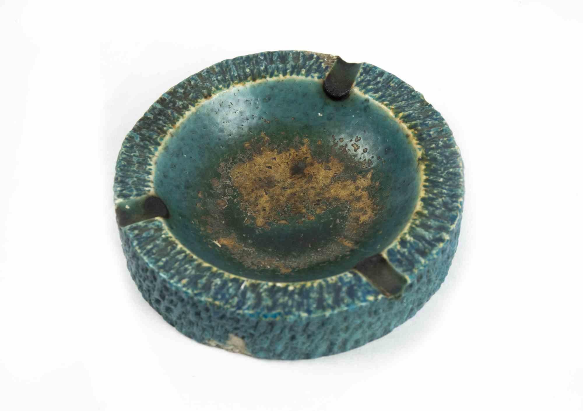 Vintage turquoise ashtray is an original decorative object realized in the 1970s.

A vintage hand made ceramic ashtray turquoise colored. 

Mint conditions (lack of colors and signs due to the time).

Perfect to decor your desk.