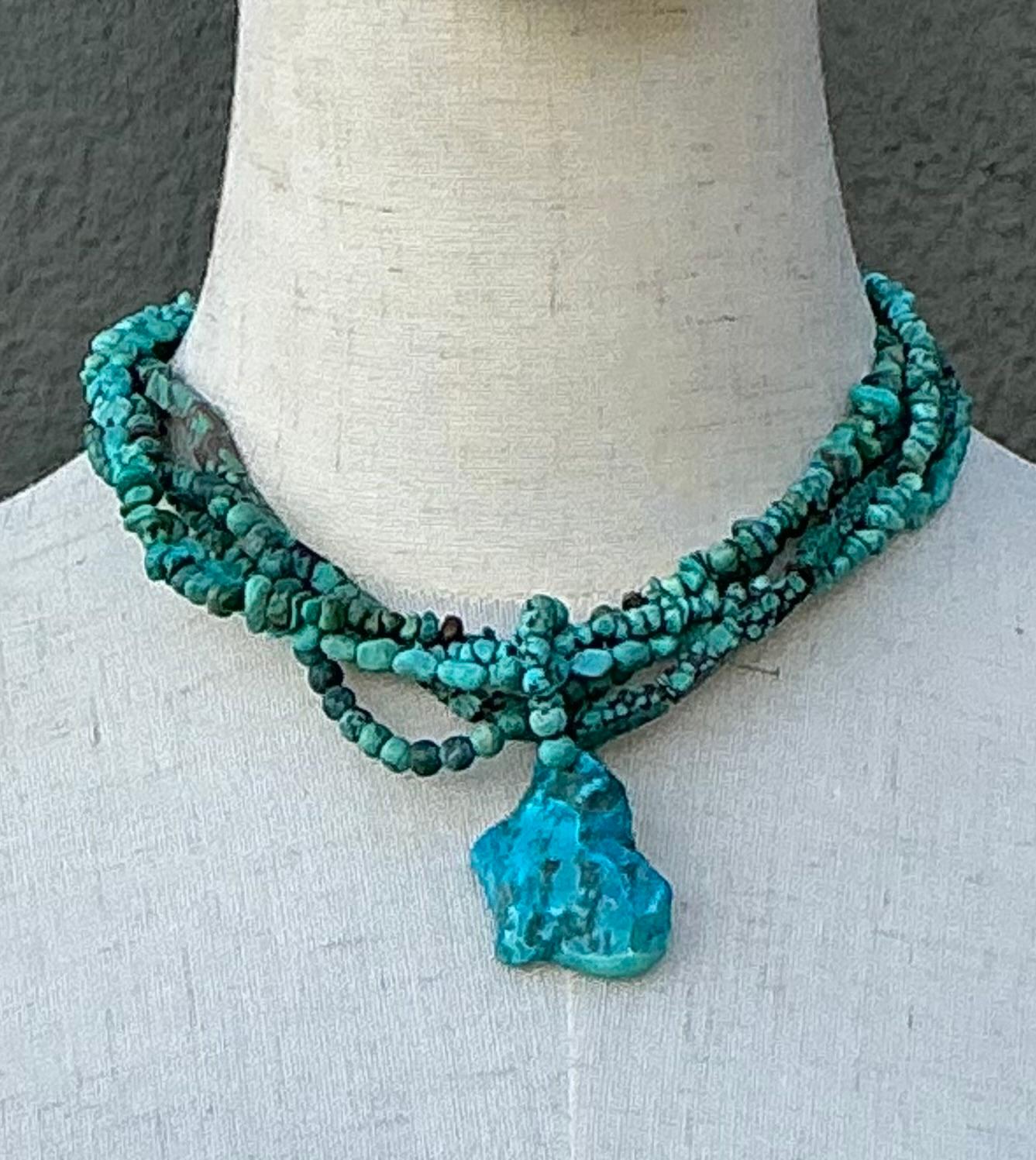 Questa collana a più fili con perline di turchese vintage unisce il fascino senza tempo del sud-ovest a una vibrante bellezza naturale. I fili multipli di perline turchesi creano una silhouette ricca e stratificata che si estende con grazia sulla