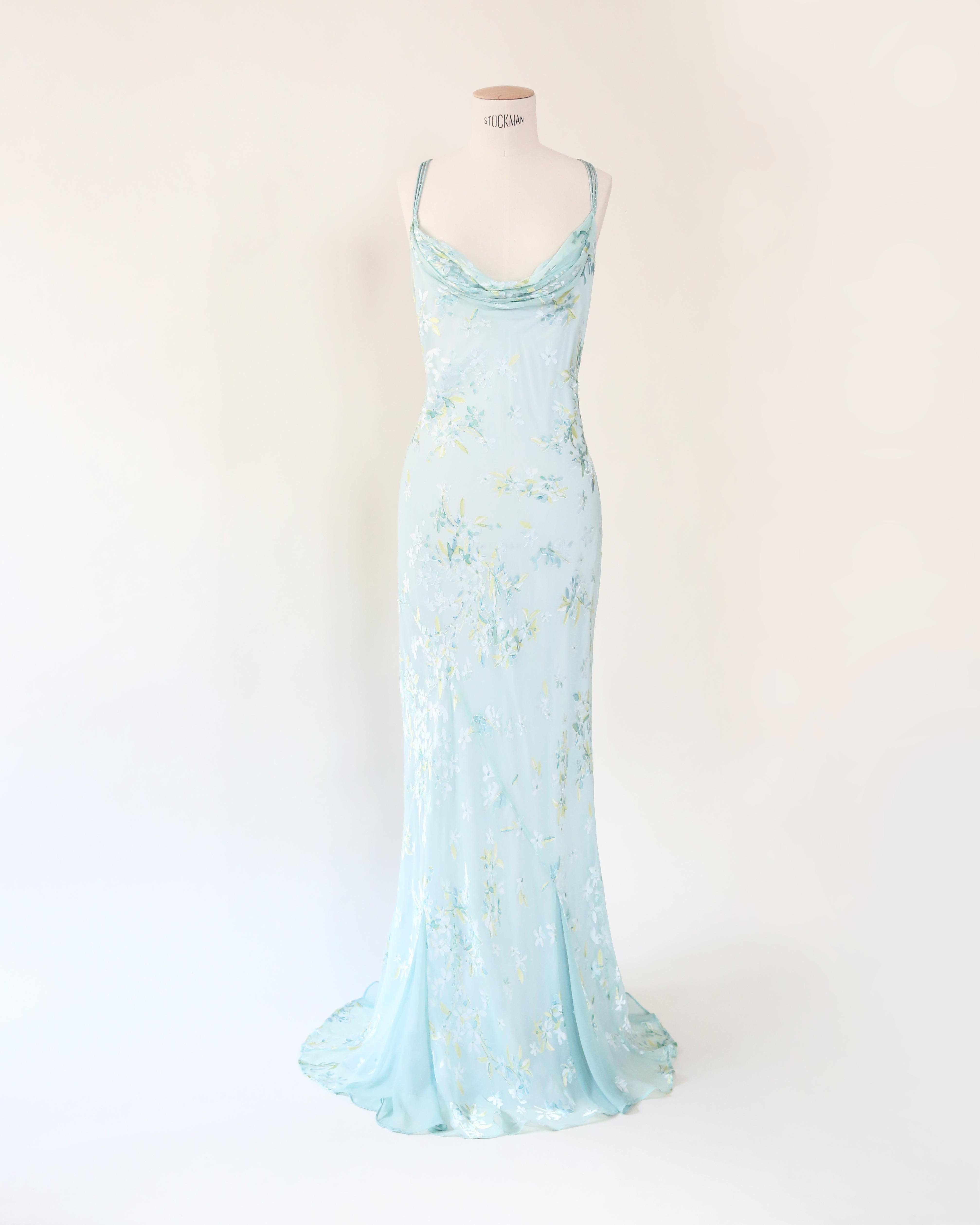 LOVE LALI VINTAGE

Un vestido vintage impresionante. Yo diría que es de finales de los 90. Tiene un forro azul pálido sobre el que se superpone una capa transparente turquesa adornada con parches de aplicaciones florales de seda azul y verde.